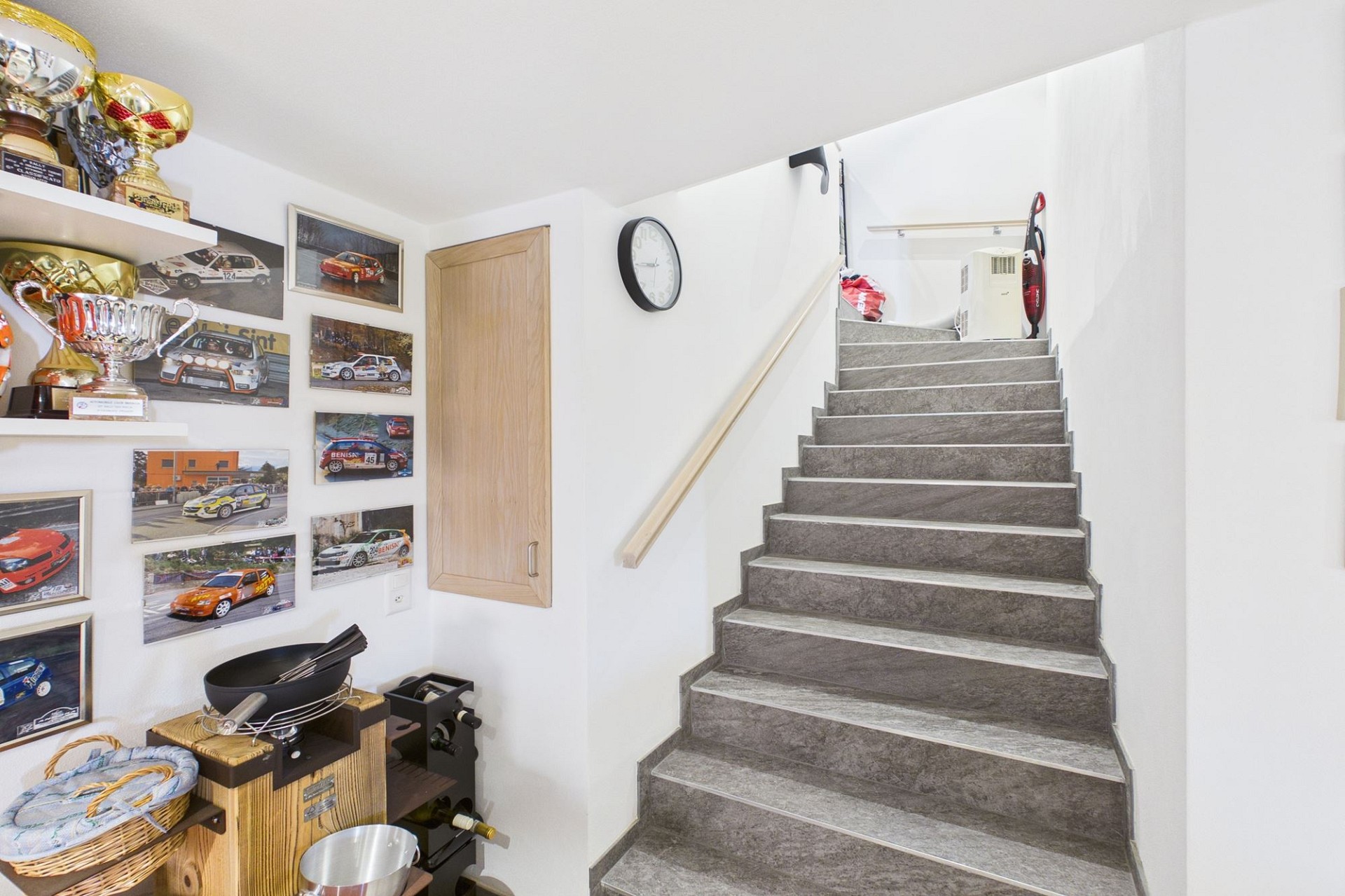 Treppenhaus mit Sportdekoration