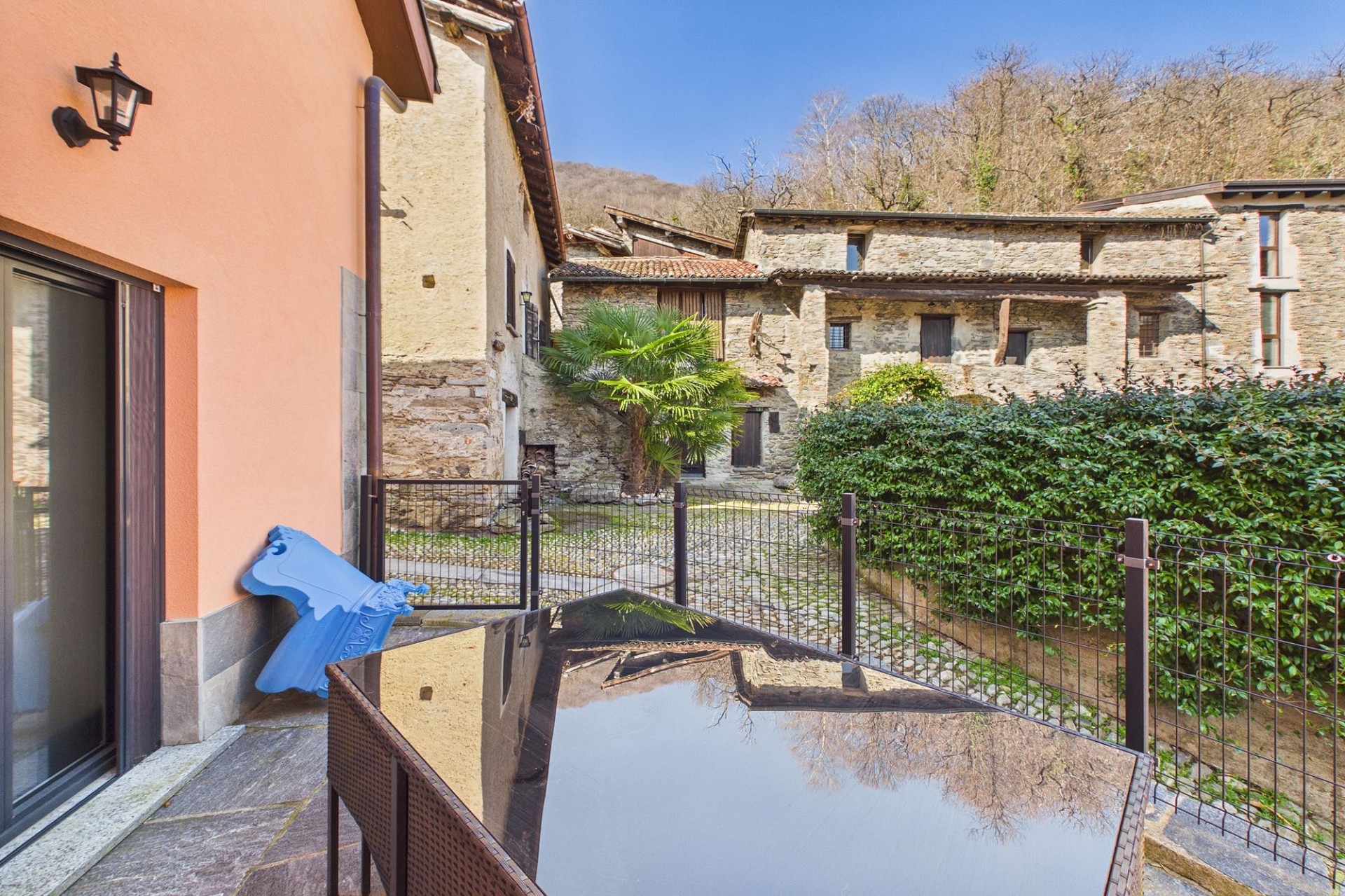 Außenbereich mit Terrasse und historischer Steinfassade