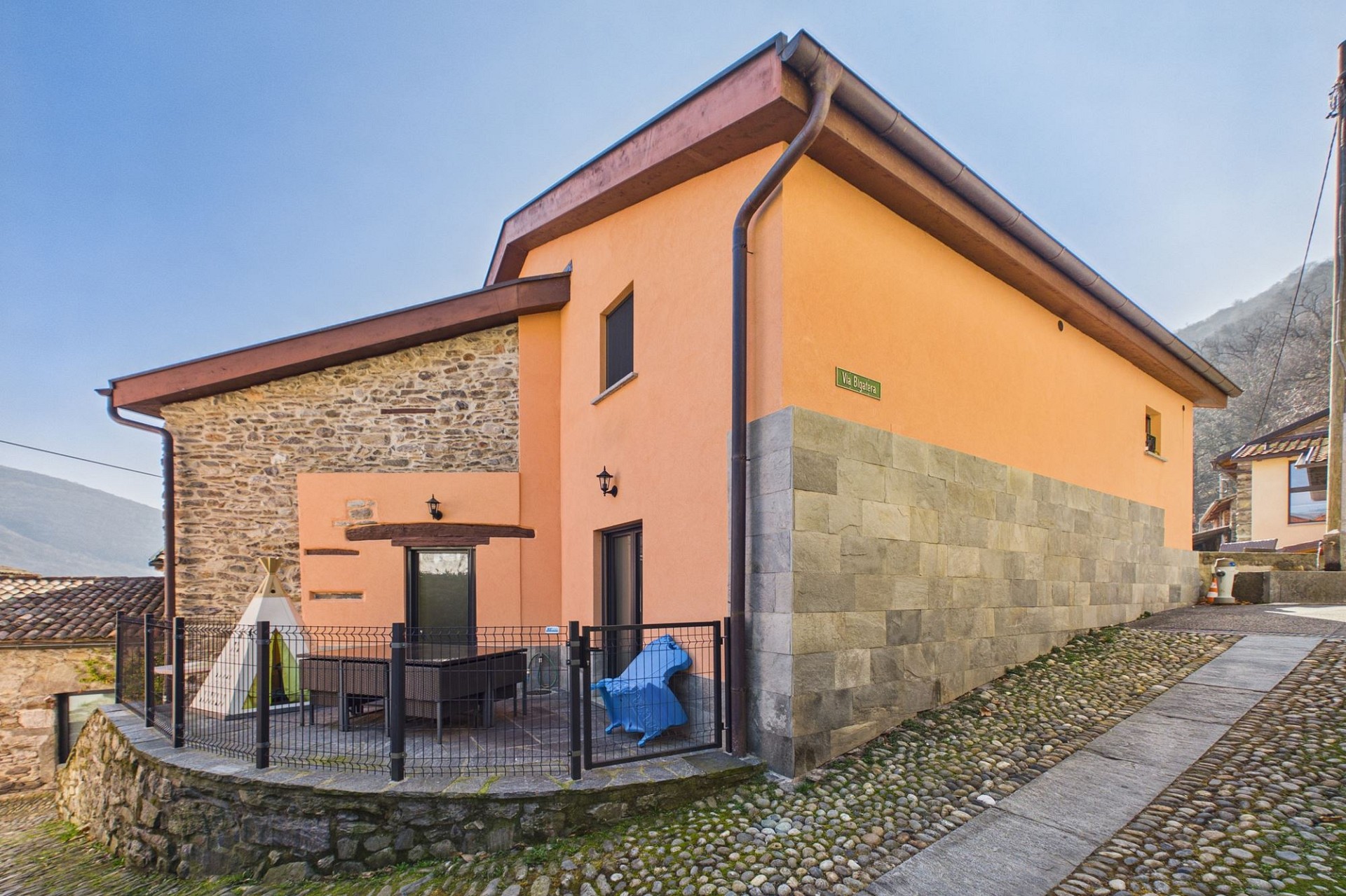 Außenansicht eines Hauses an einer Hanglage