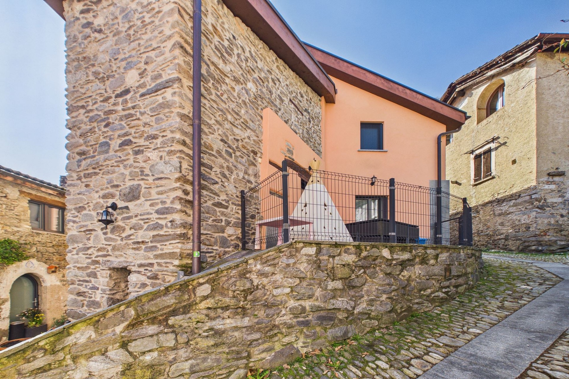 Historische Steinhäuser mit Innenhof