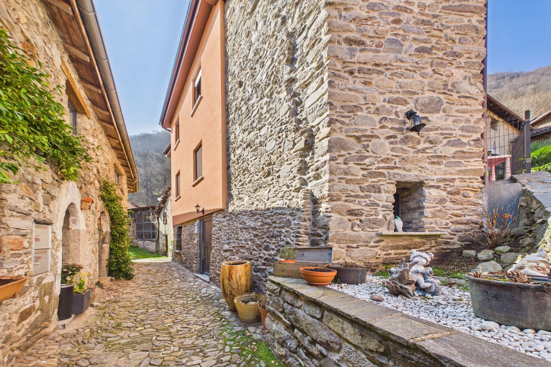 Historischer Innenhof mit Natursteinfassaden