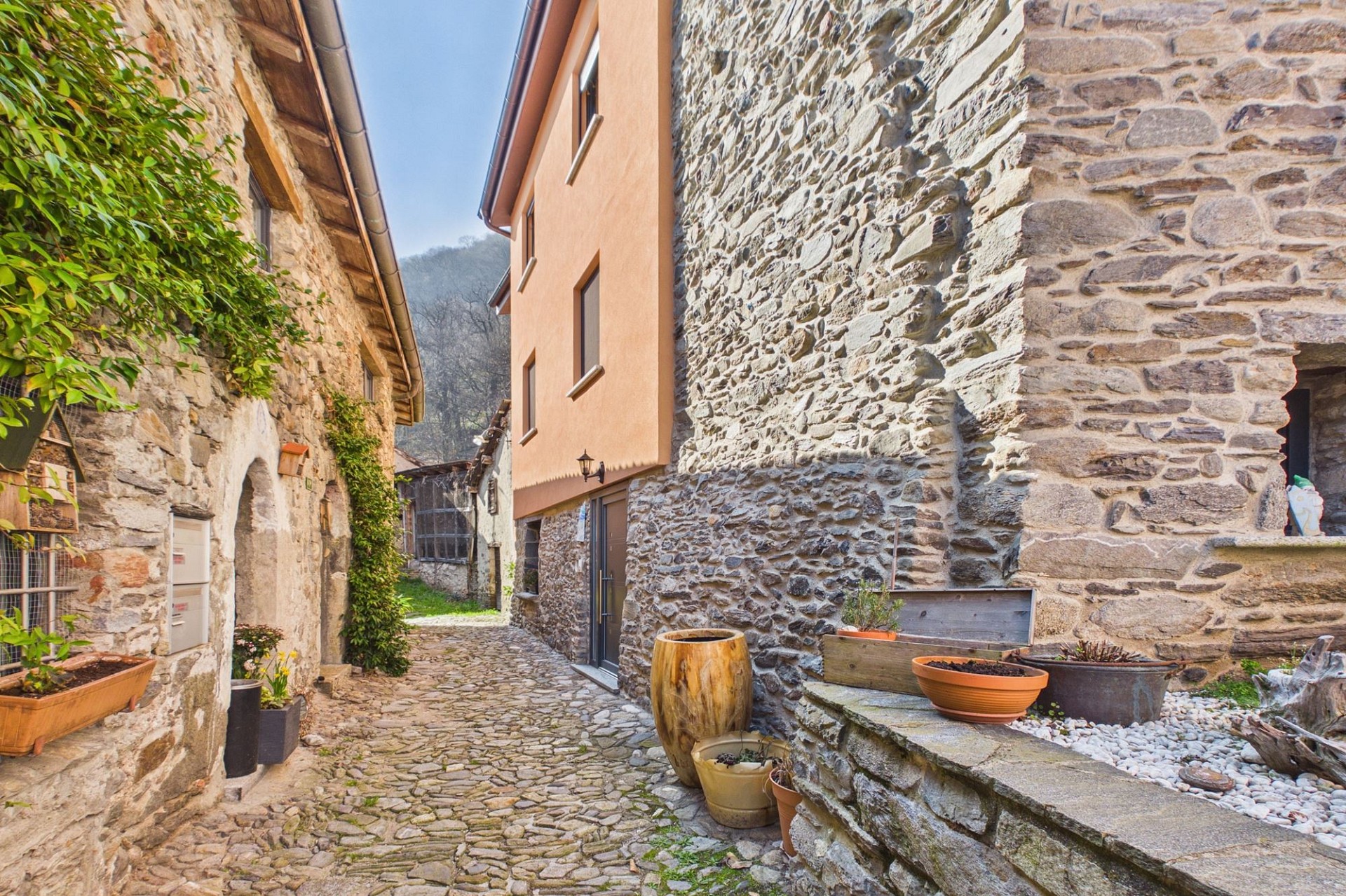 Enge historische Gasse mit Natursteinfassaden