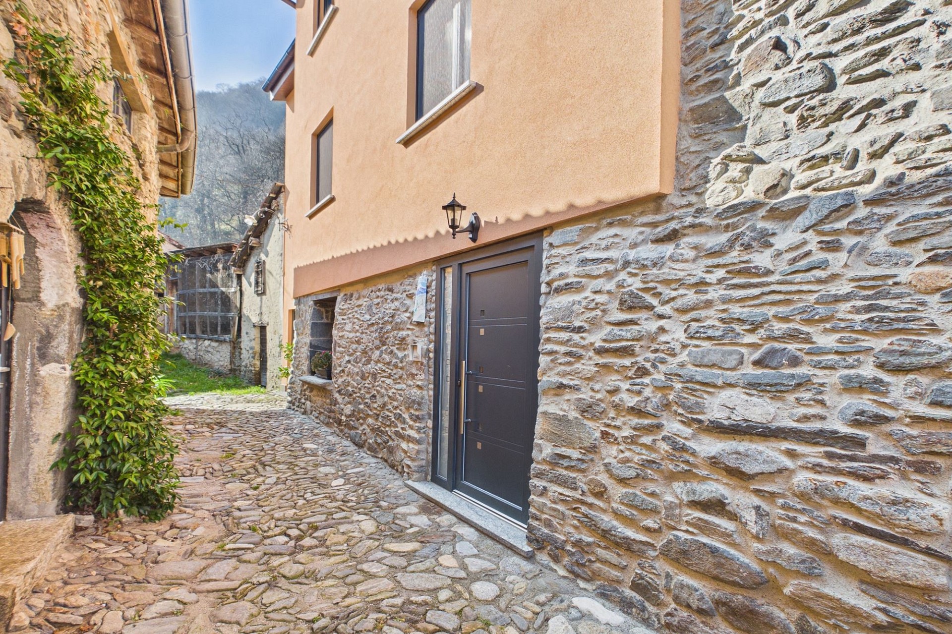 Historische Gasse mit Steinfassade