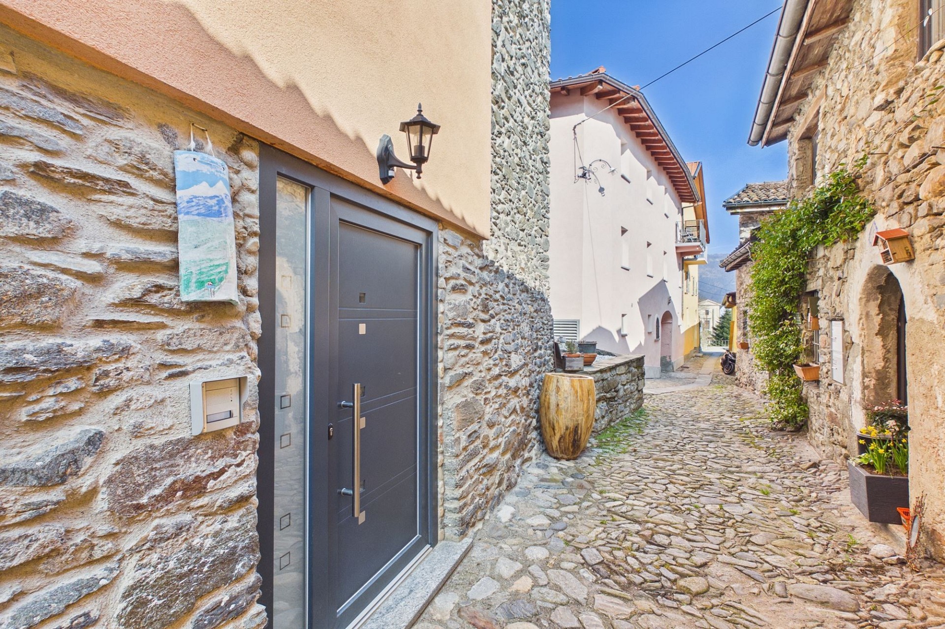 Historische Gasse mit Steinfassaden