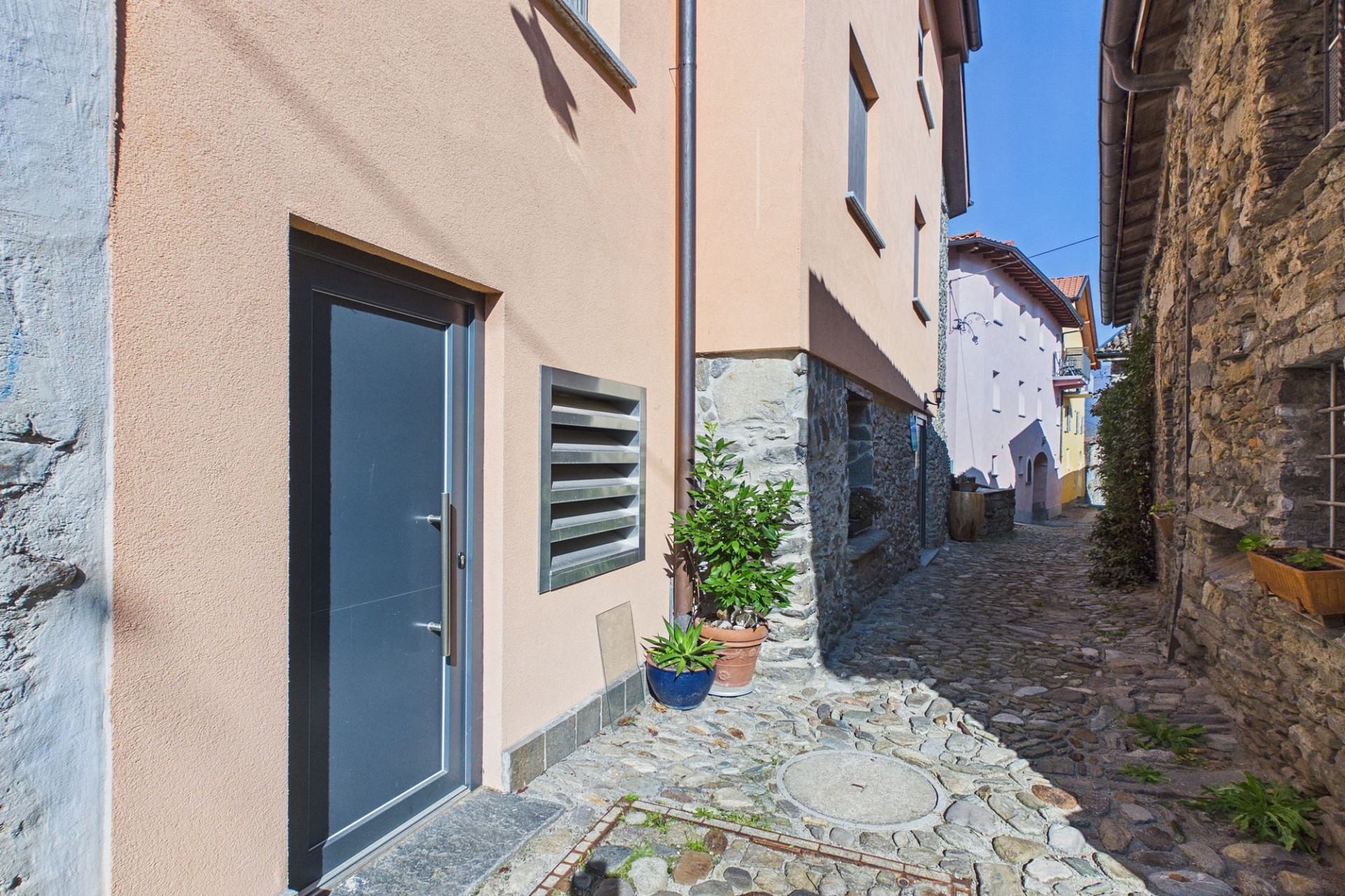Historische Gasse mit mediterraner Fassade