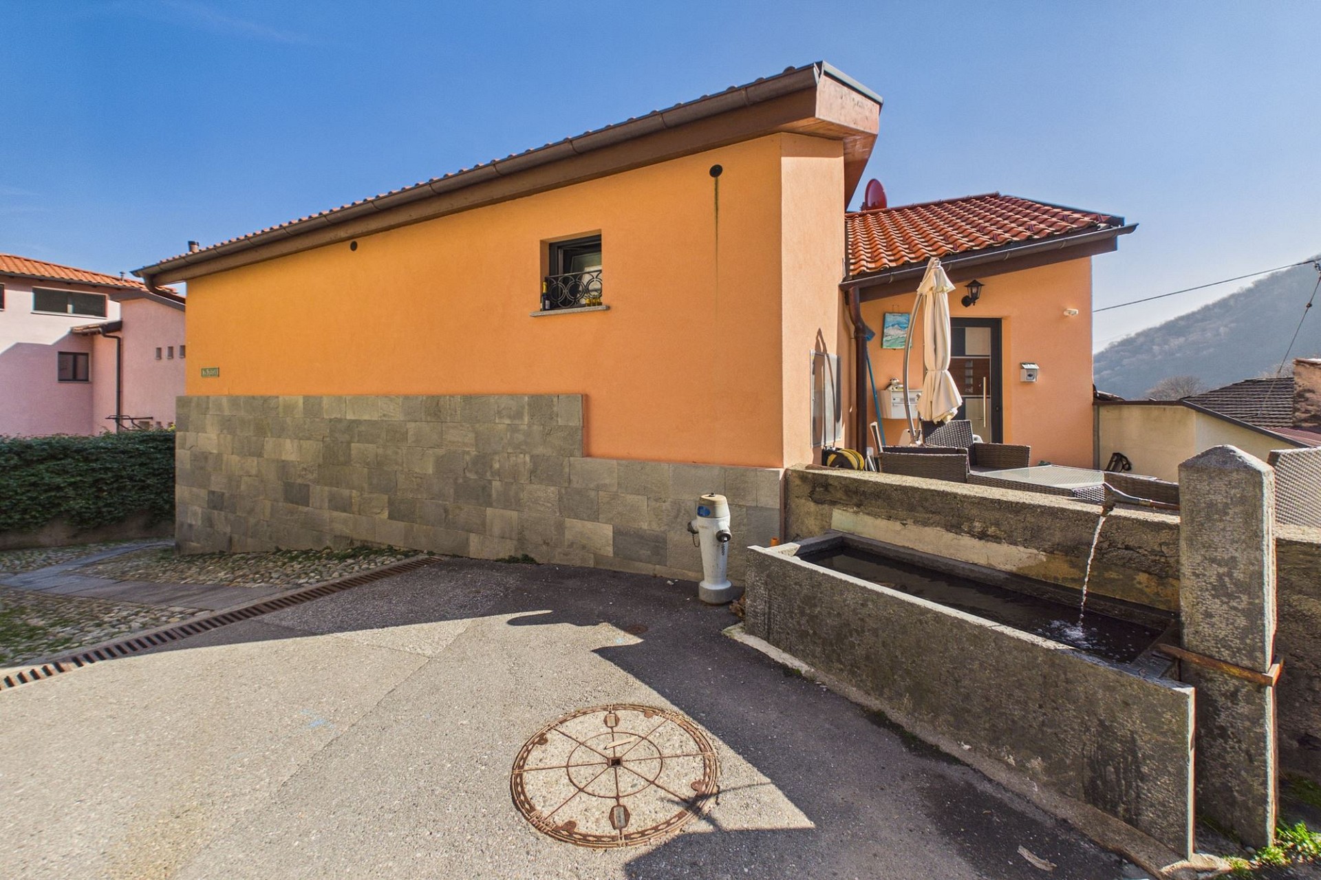 Hausaußenansicht mit Terrasse und Bergblick