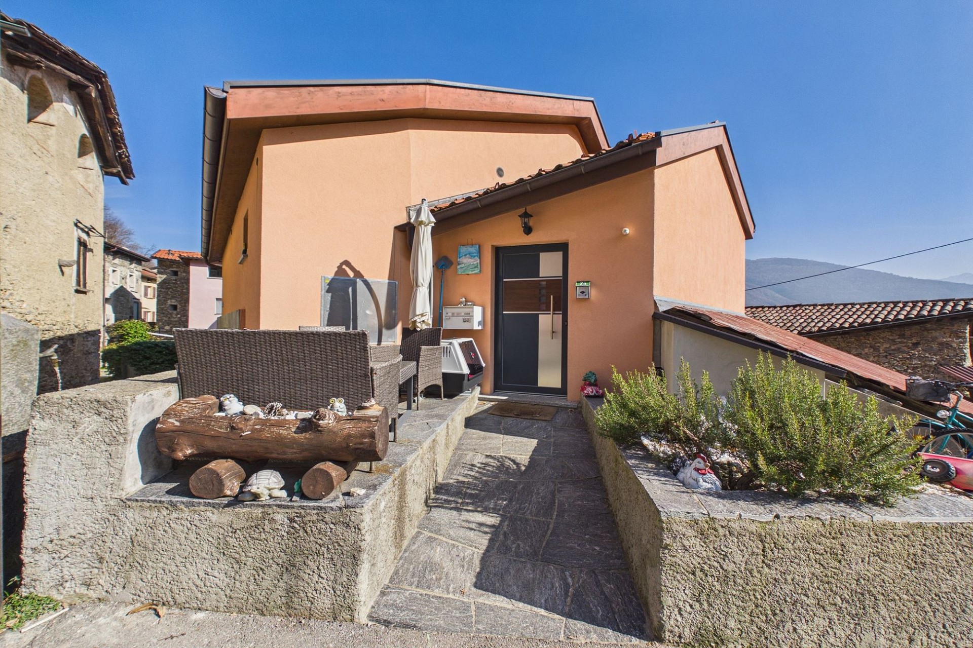 Außenansicht eines kleinen Hauses mit Terrasse