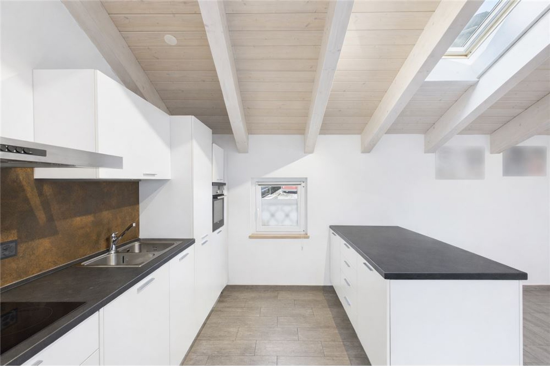 Moderne helle Küche mit Dachfenster