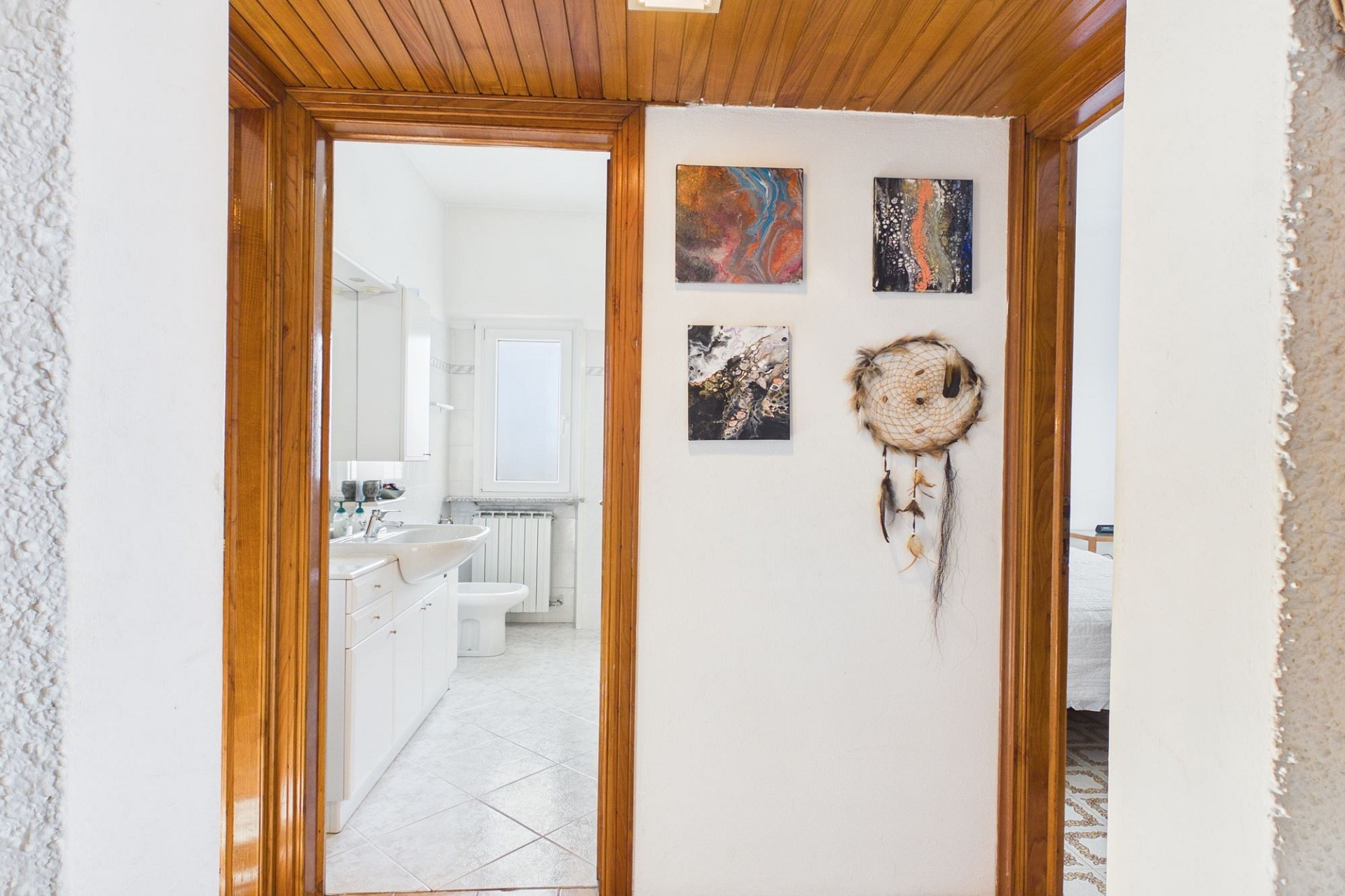Heller Flur mit Blick in Bad und Schlafzimmer