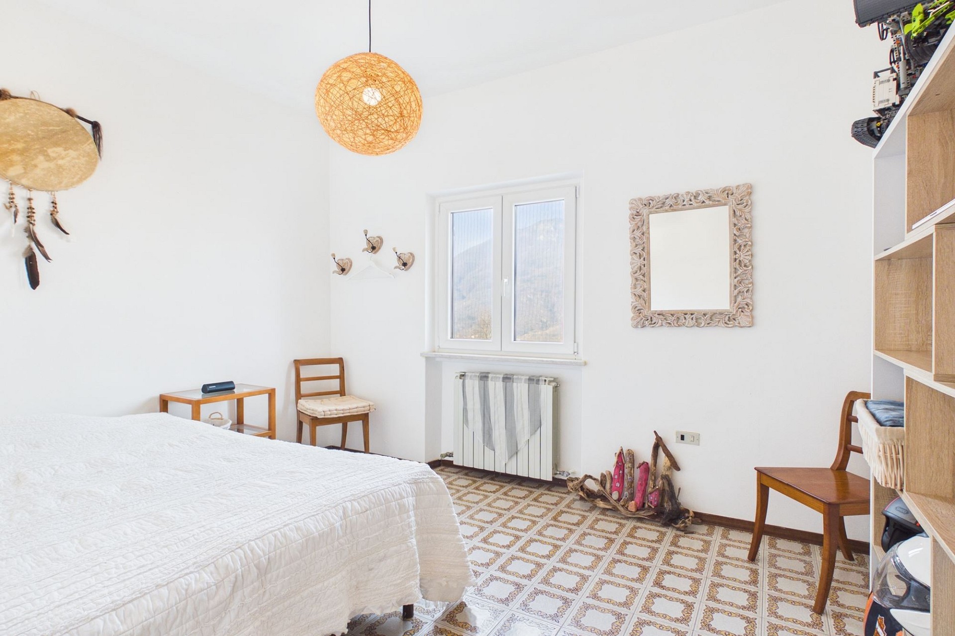 Helles Schlafzimmer mit Boho-Dekor
