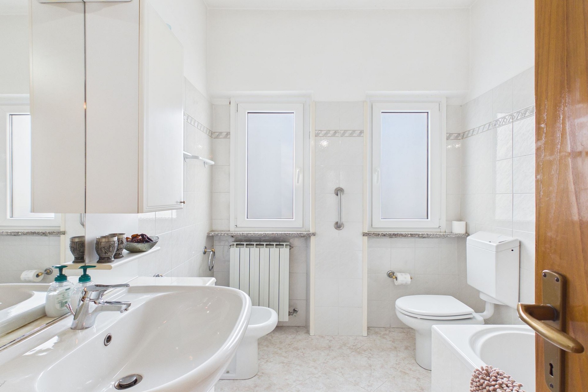 Helles Badezimmer mit Toilette und Waschbecken