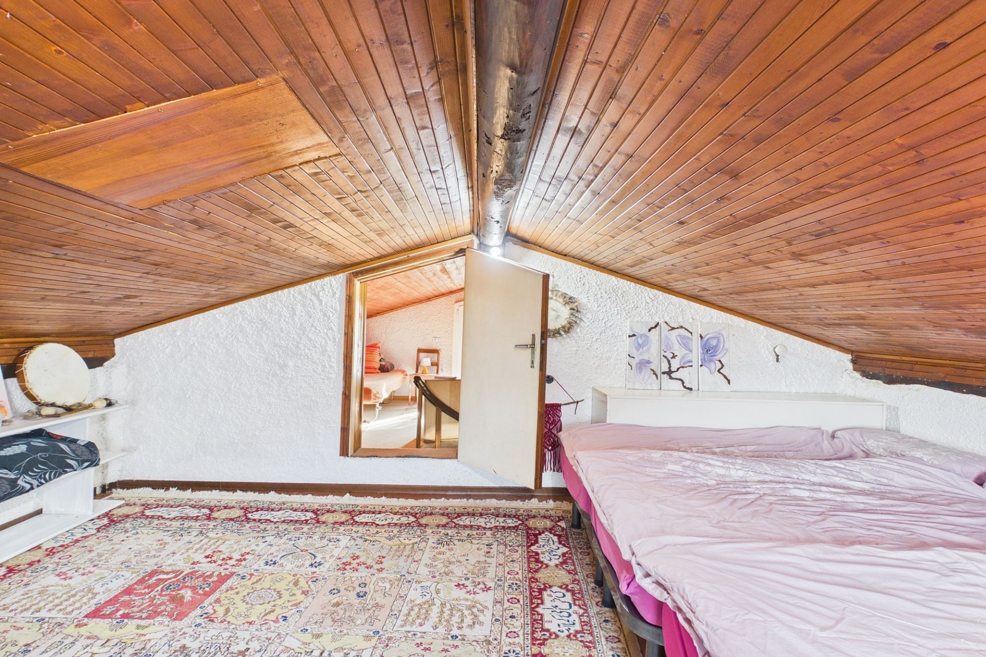Dachgeschoss-Schlafzimmer mit Holzdecke