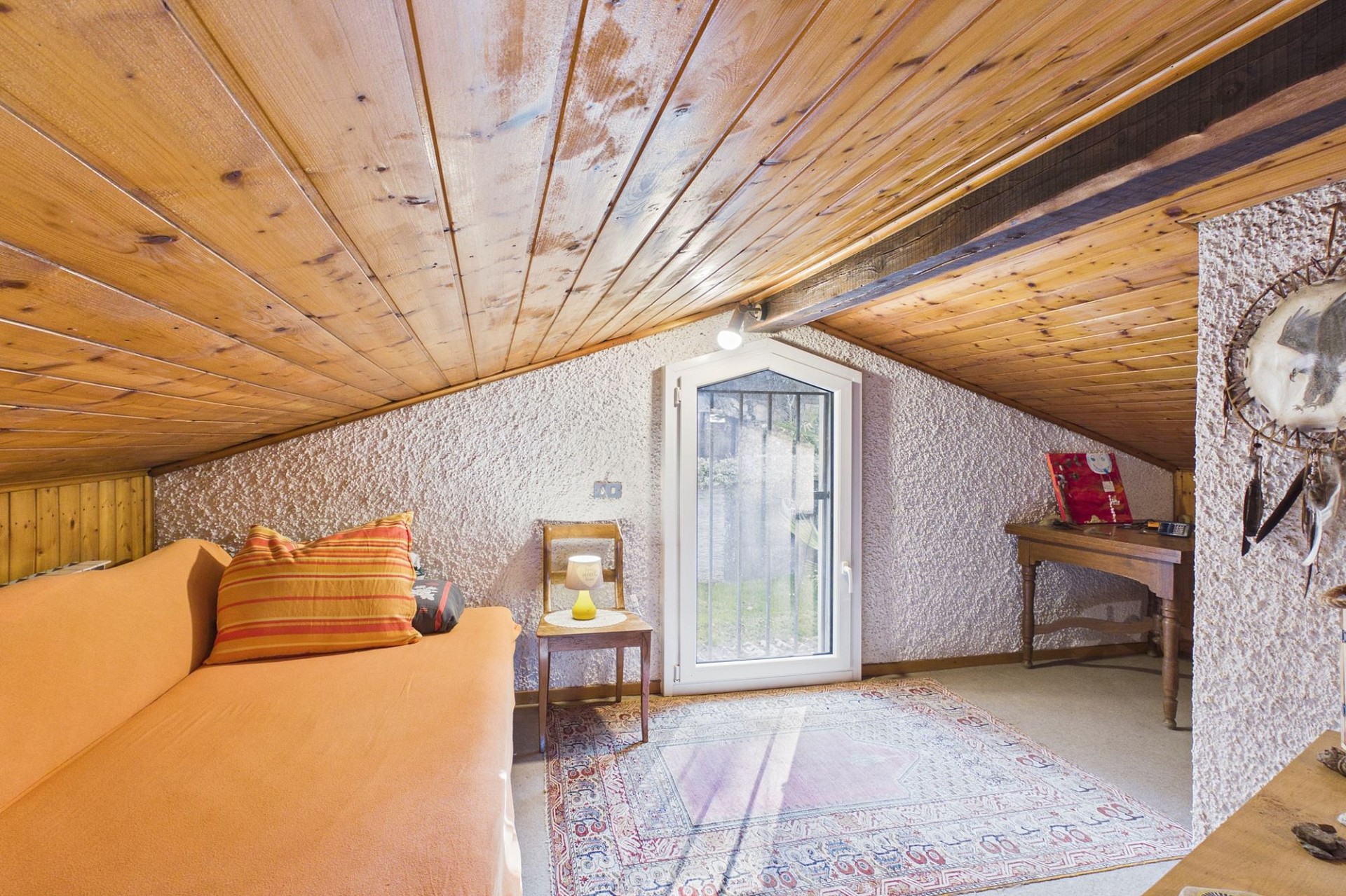 Dachgeschosszimmer mit Dachschräge