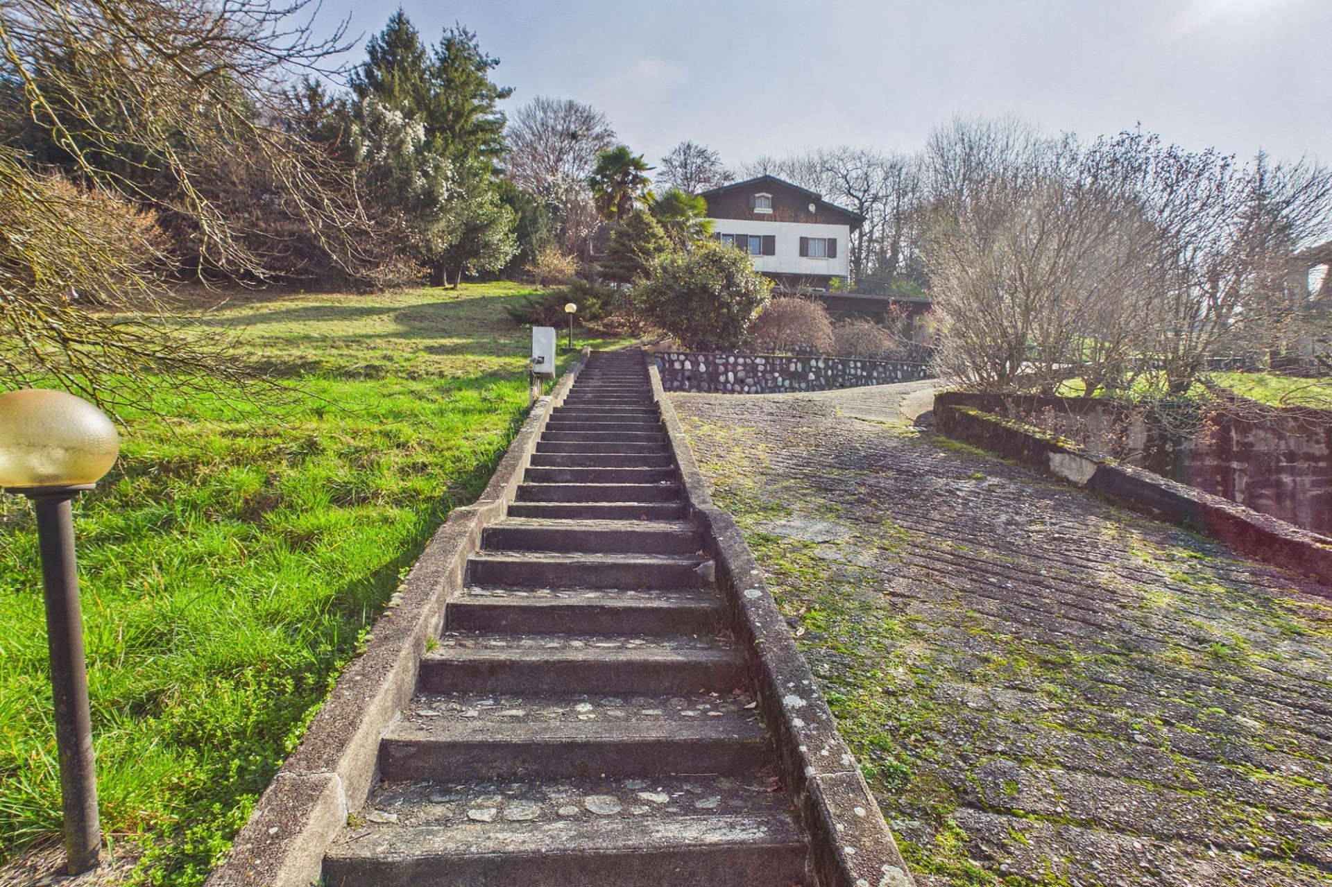 Außenansicht eines Hauses mit Treppenaufgang