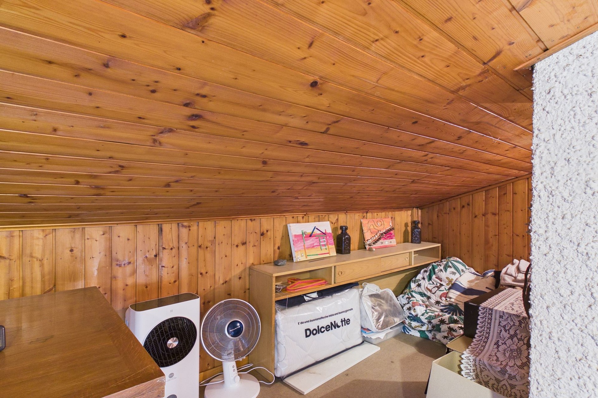 Dachbodenraum mit Holzverkleidung