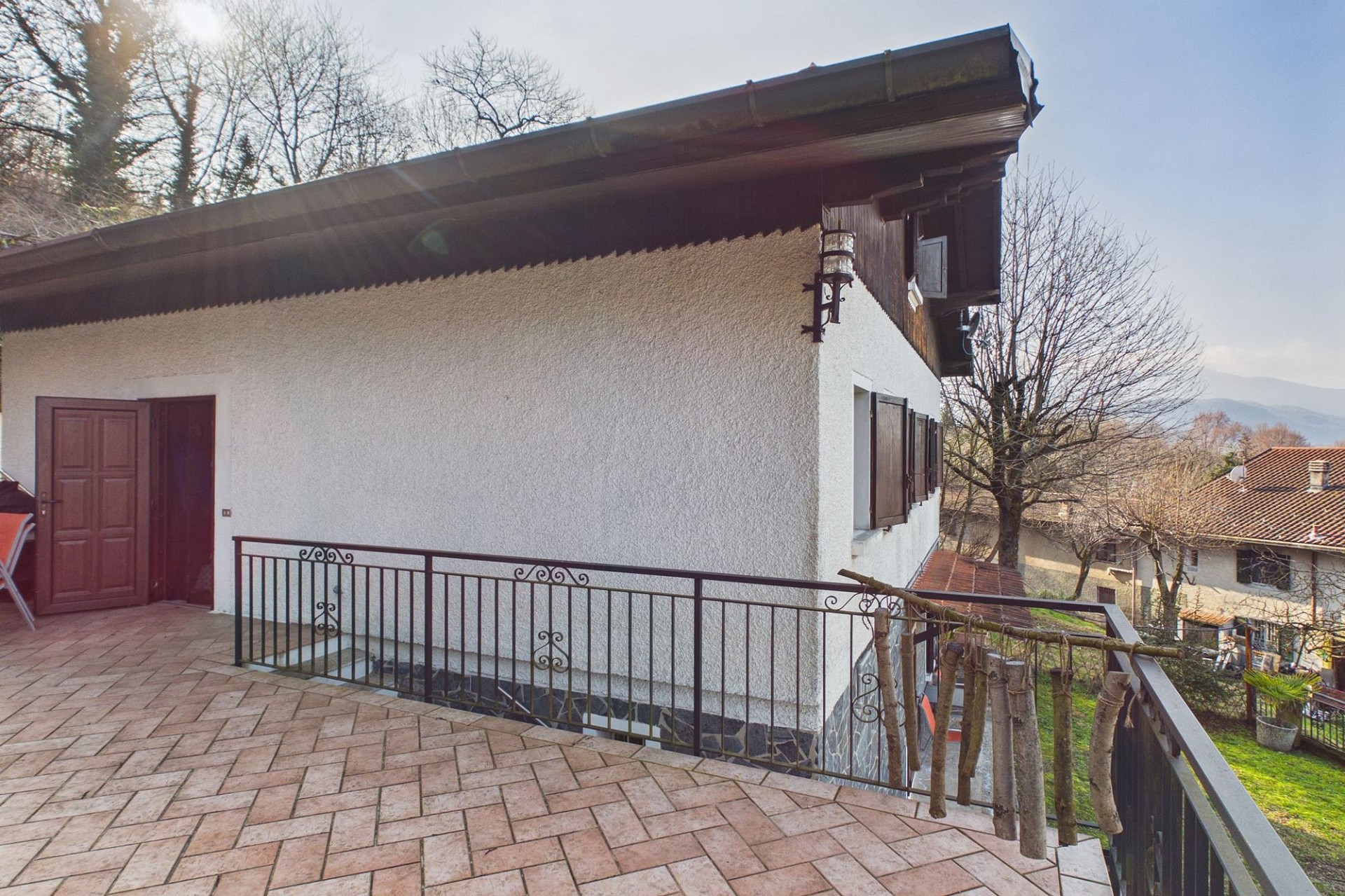 Terrasse mit Blick auf das Haus