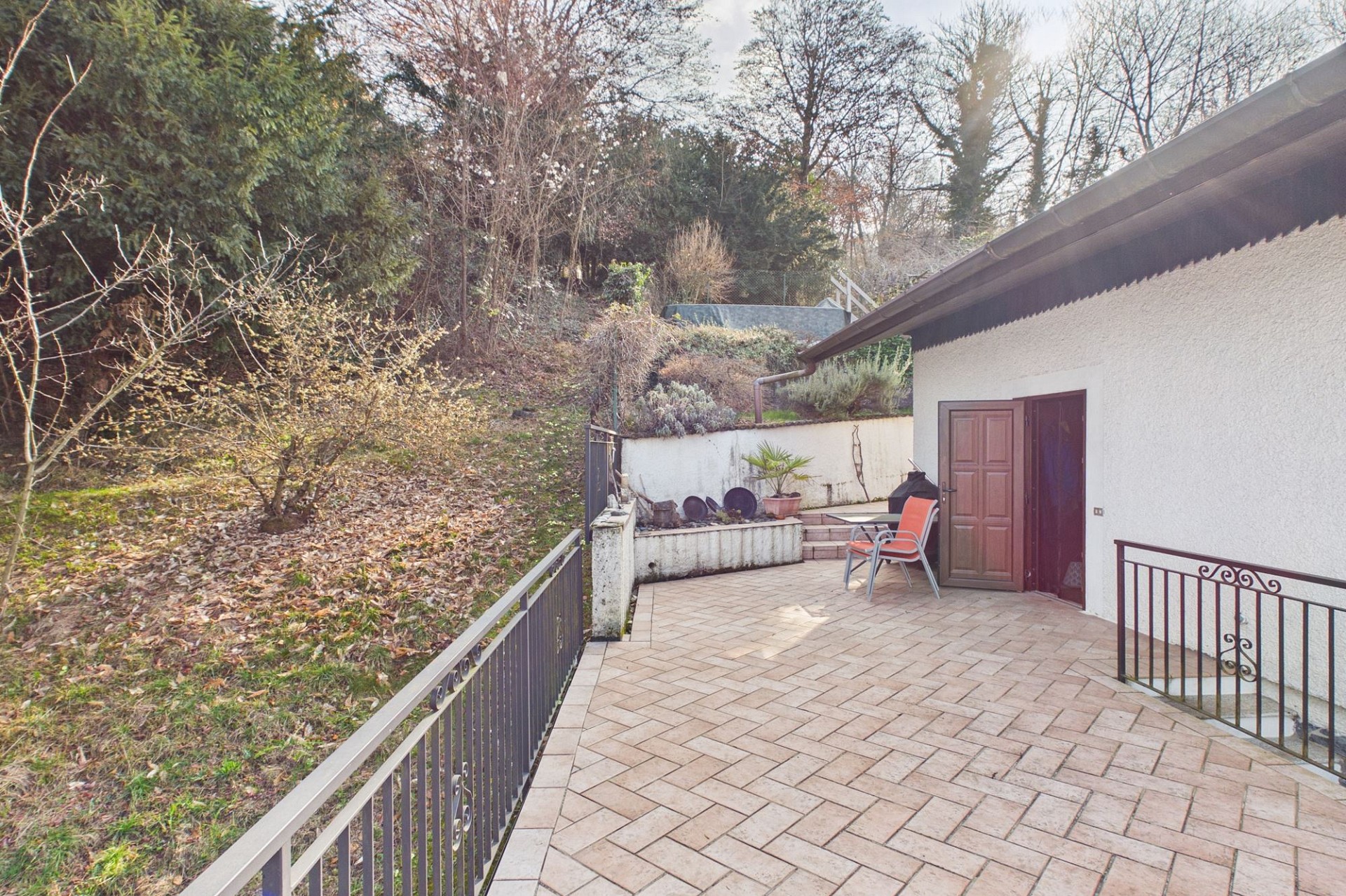 Terrasse mit Hanggarten