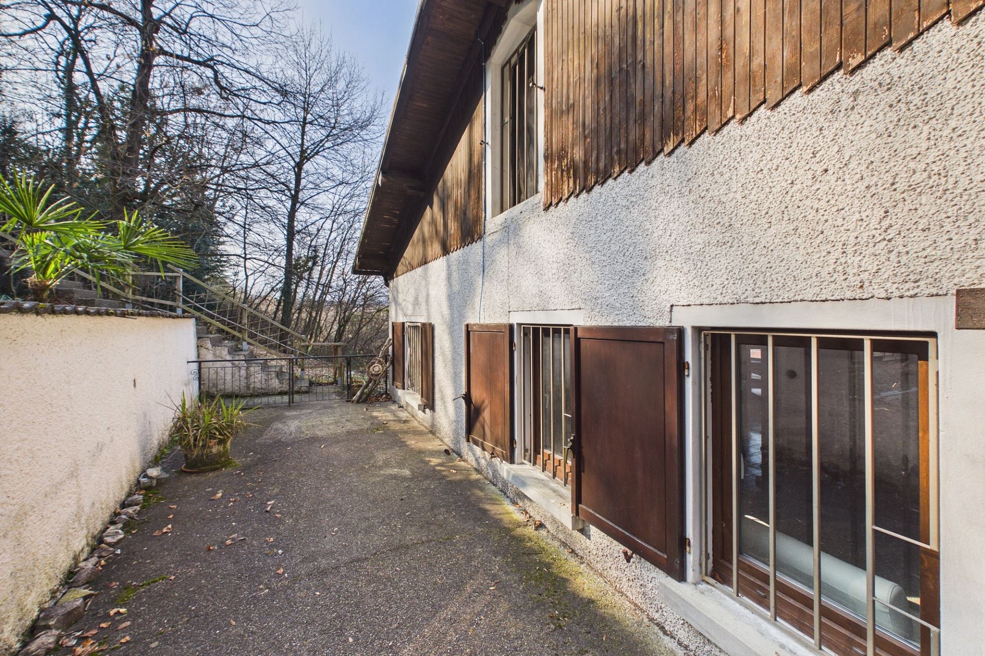 Außenansicht eines Hauses mit schmalem Zugang