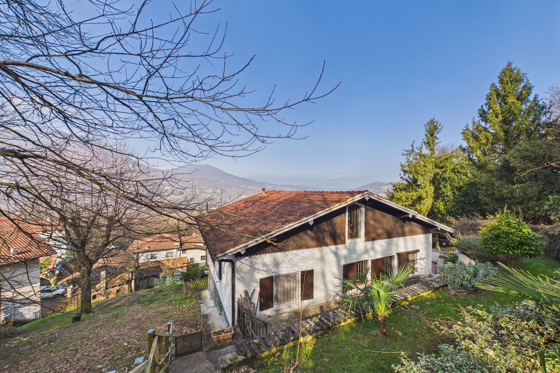 Haus mit Garten und Bergblick