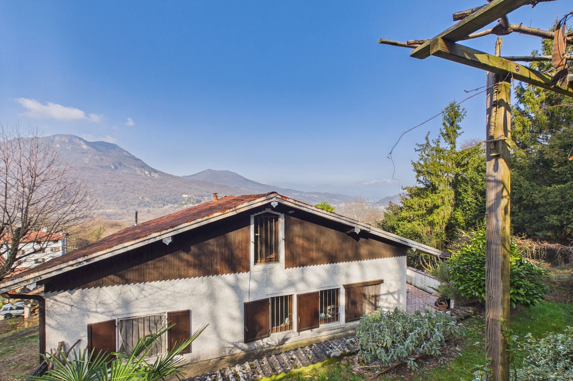 Bergchalet mit Garten und Talblick