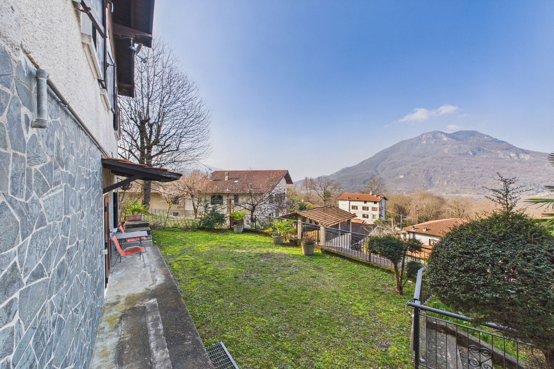 Außenansicht mit Garten und Bergblick