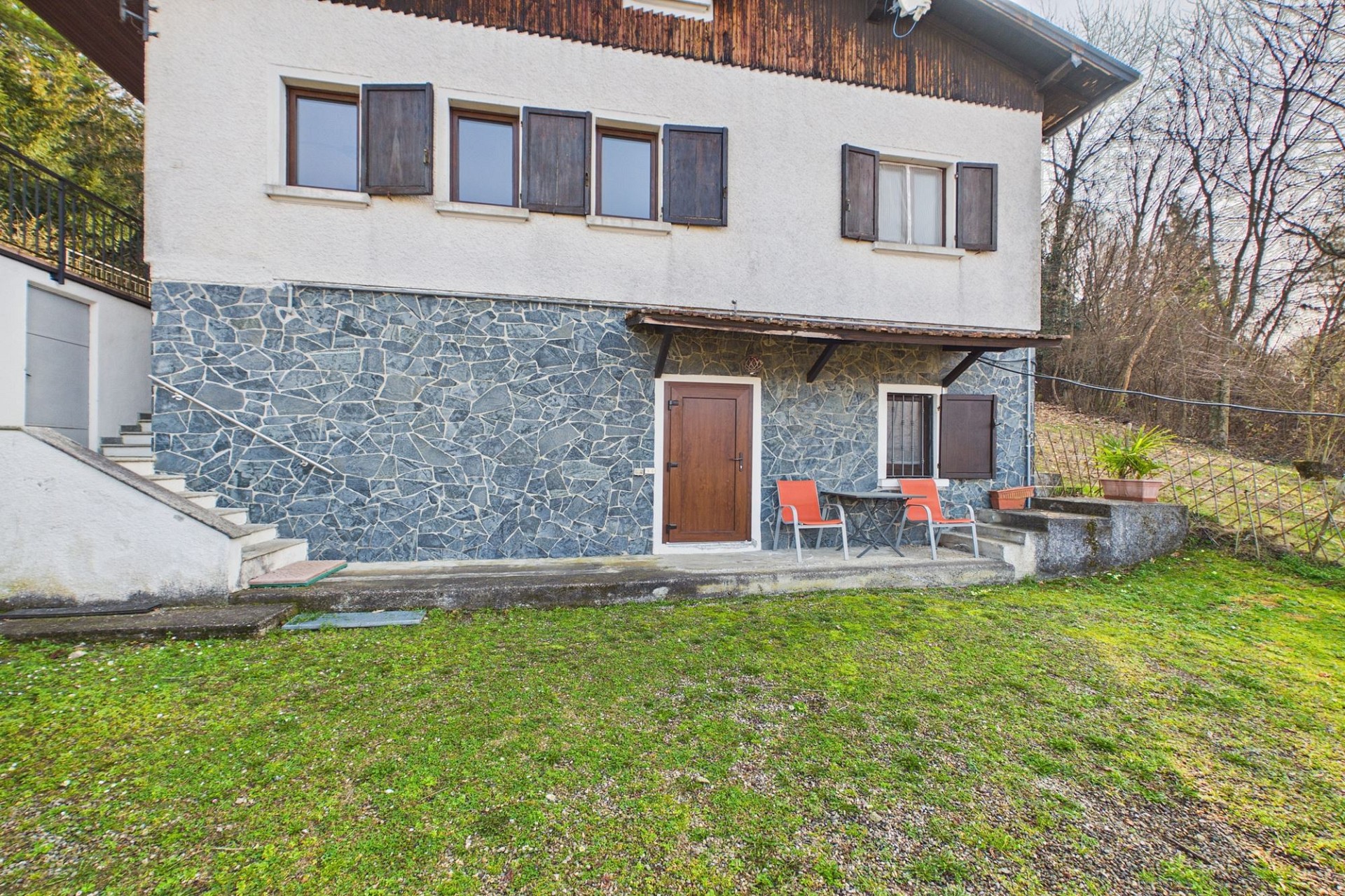 Außenansicht eines Hauses mit Garten