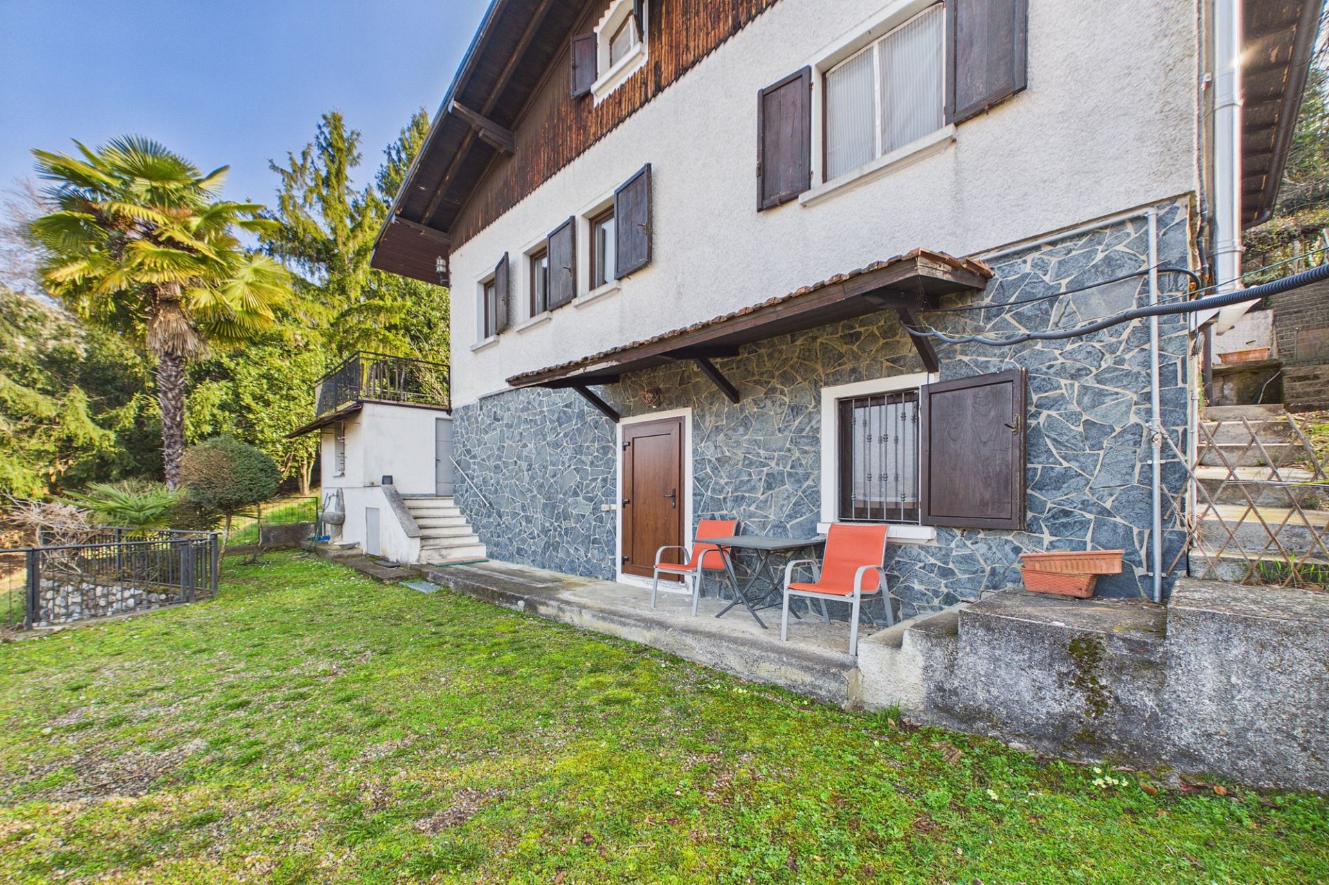 Außenansicht eines Hauses mit Garten