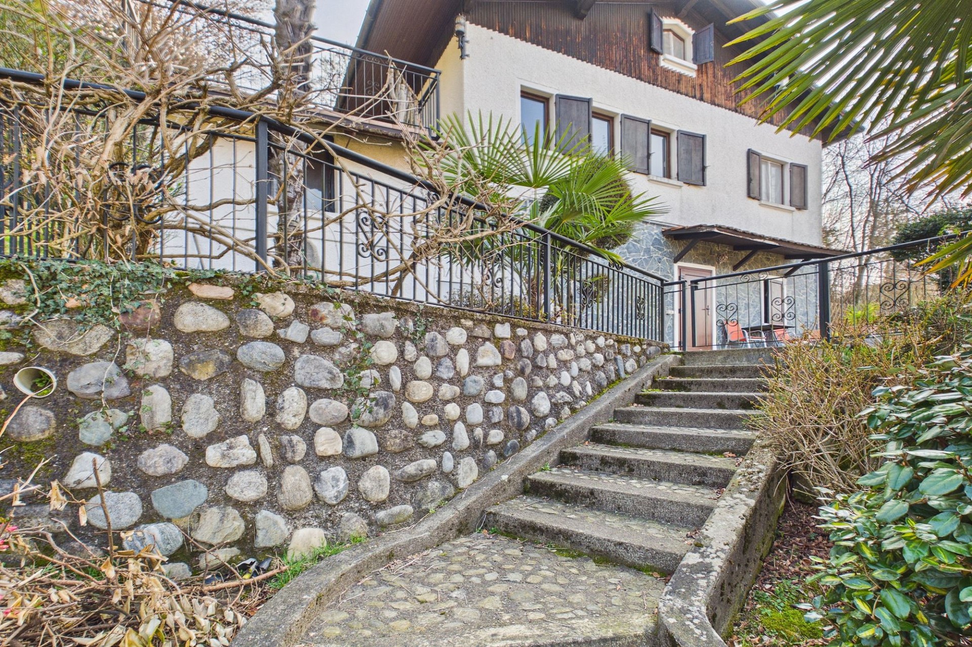Außenansicht eines Hauses mit Steintreppe und Garten
