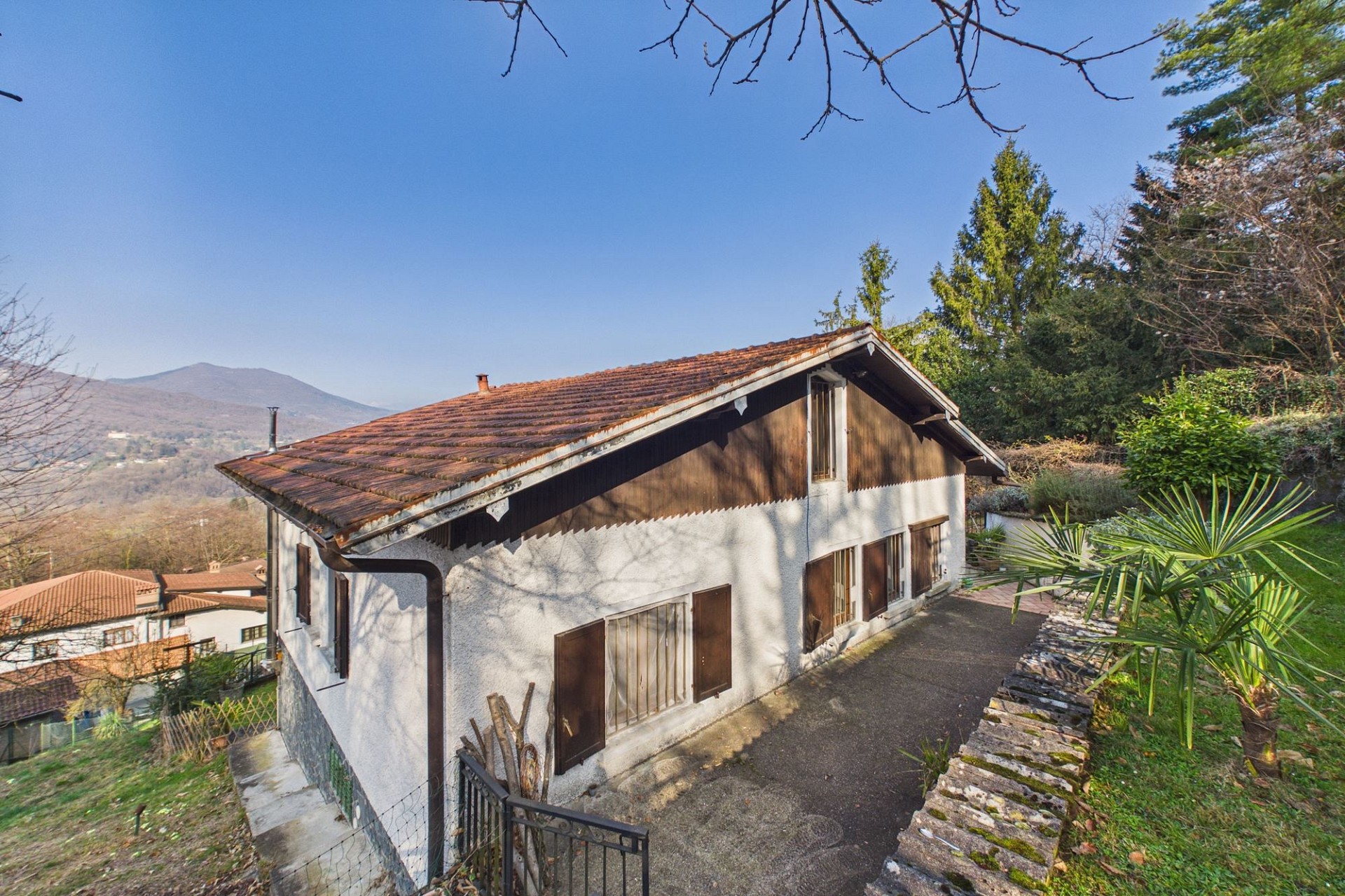 Freistehendes Haus am Hang mit Bergblick