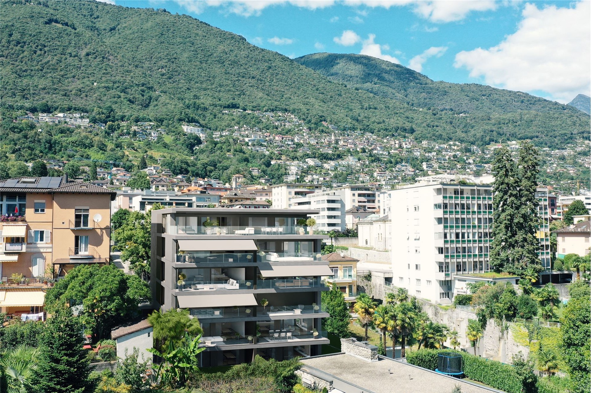 Stadt- und Bergblick mit moderner Wohnanlage