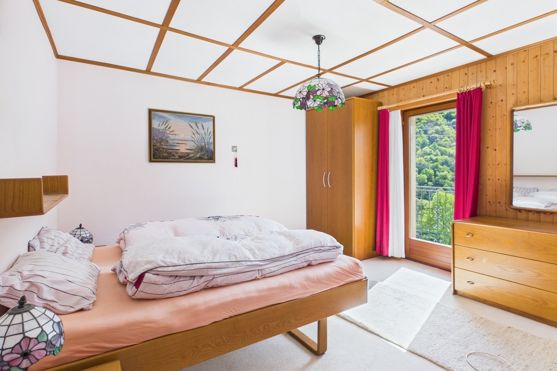 Helles Schlafzimmer mit Holzdetails