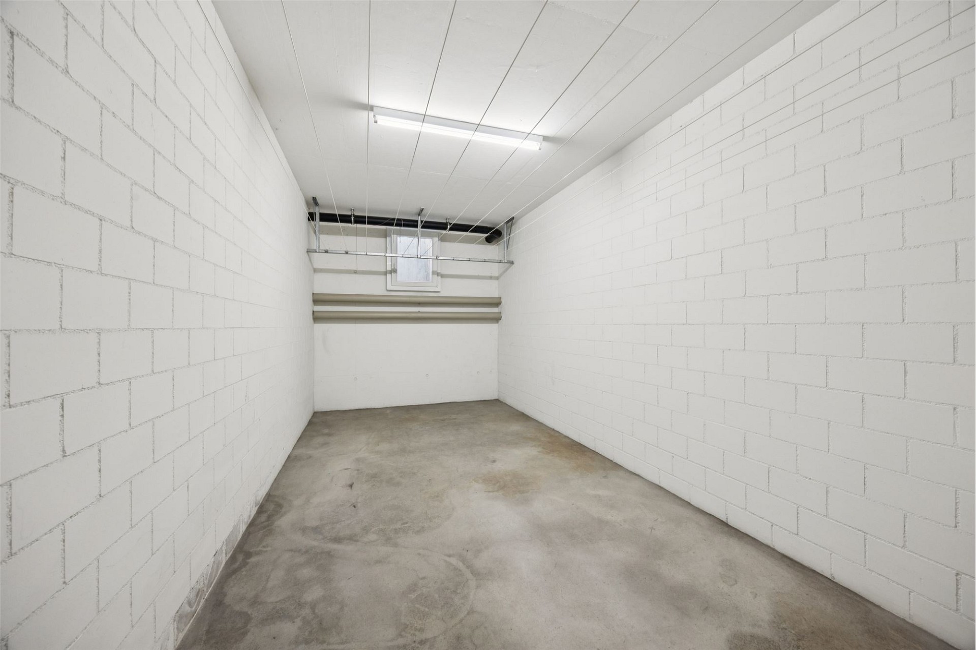 Leerer Kellerraum mit Betonboden
