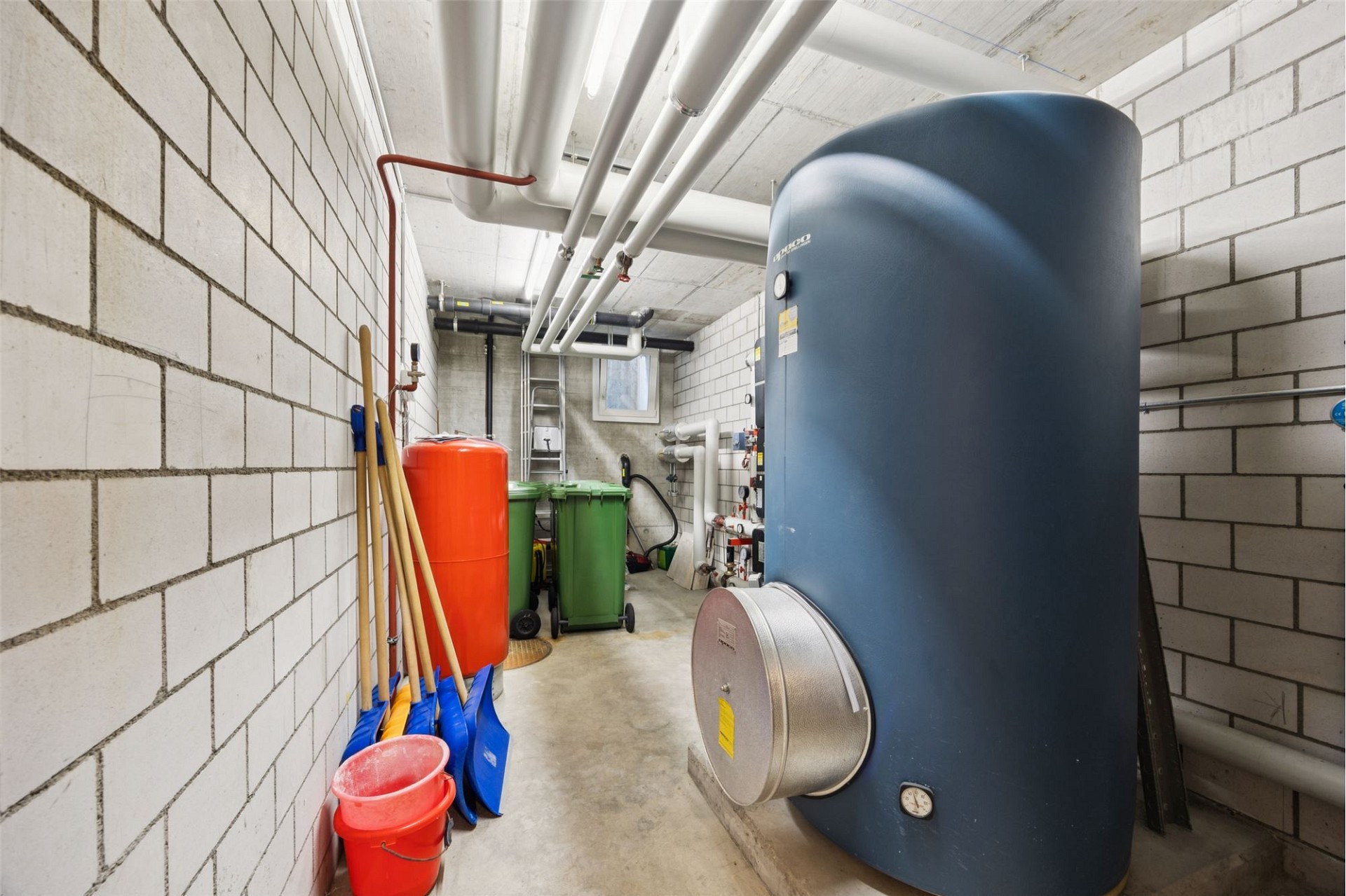 Technikraum mit Heizungs- und Speicheranlage