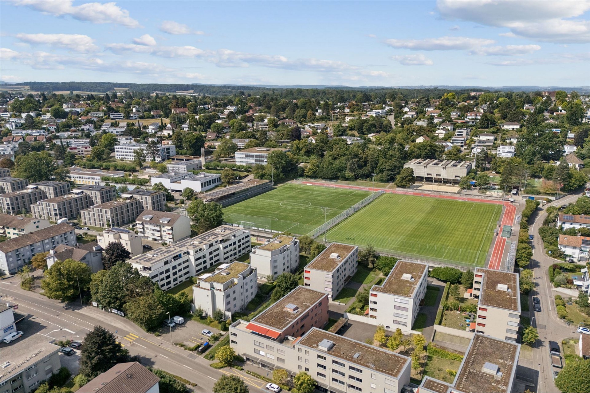 Luftaufnahme eines Wohngebiets mit Sportplatz