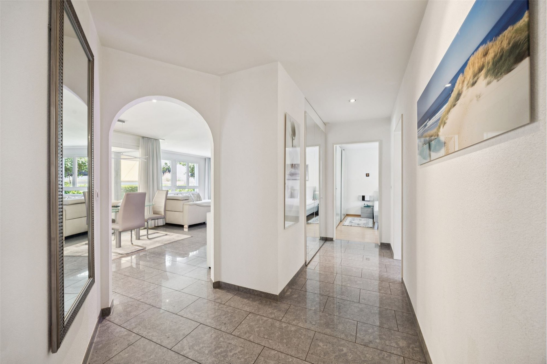 Heller Flur mit Blick ins Wohn- und Schlafzimmer