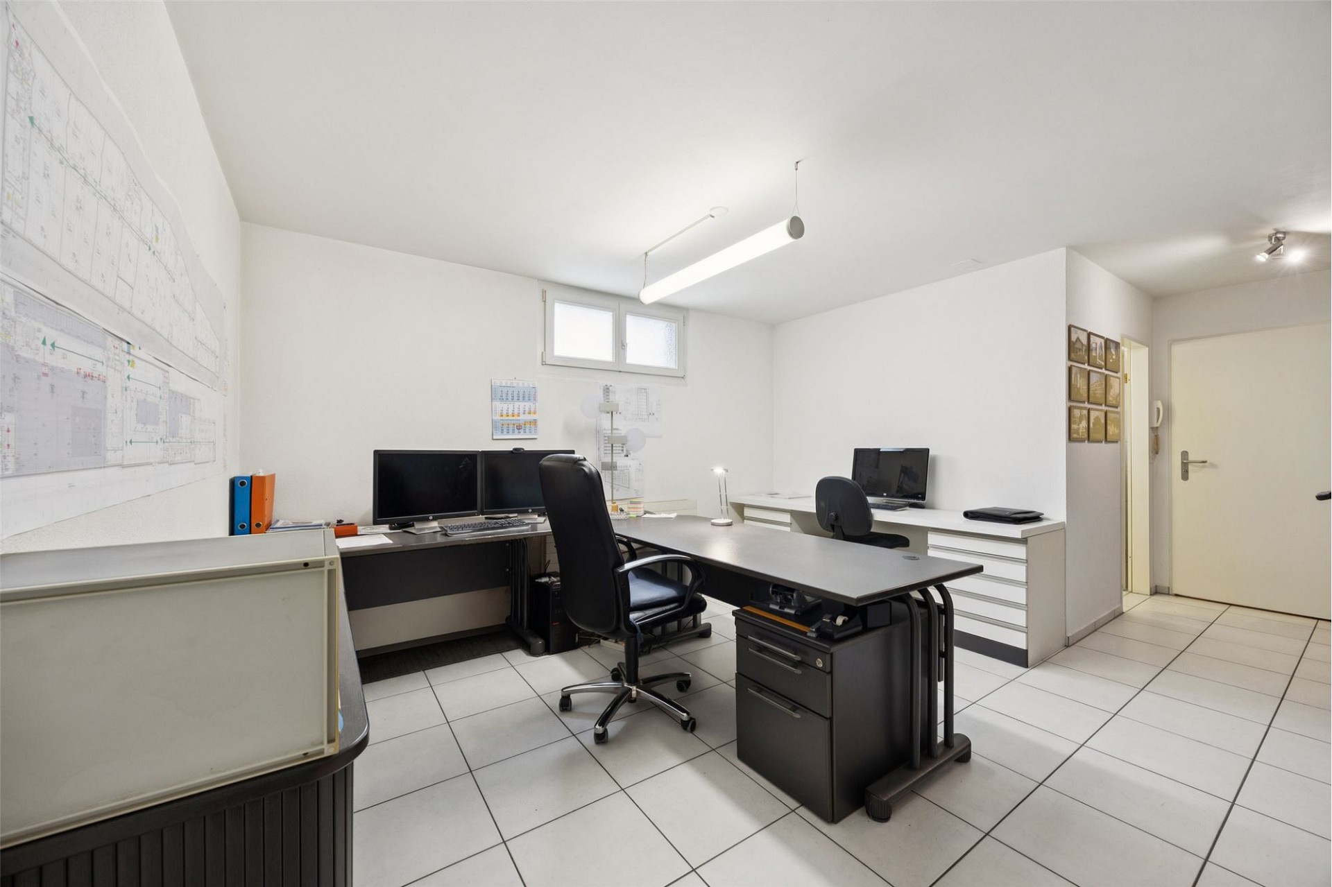 Büro- bzw. Arbeitszimmer mit mehreren Schreibtischen