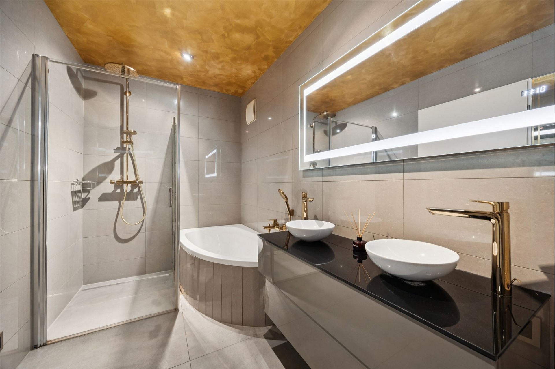 Modernes Badezimmer mit goldenen Akzenten