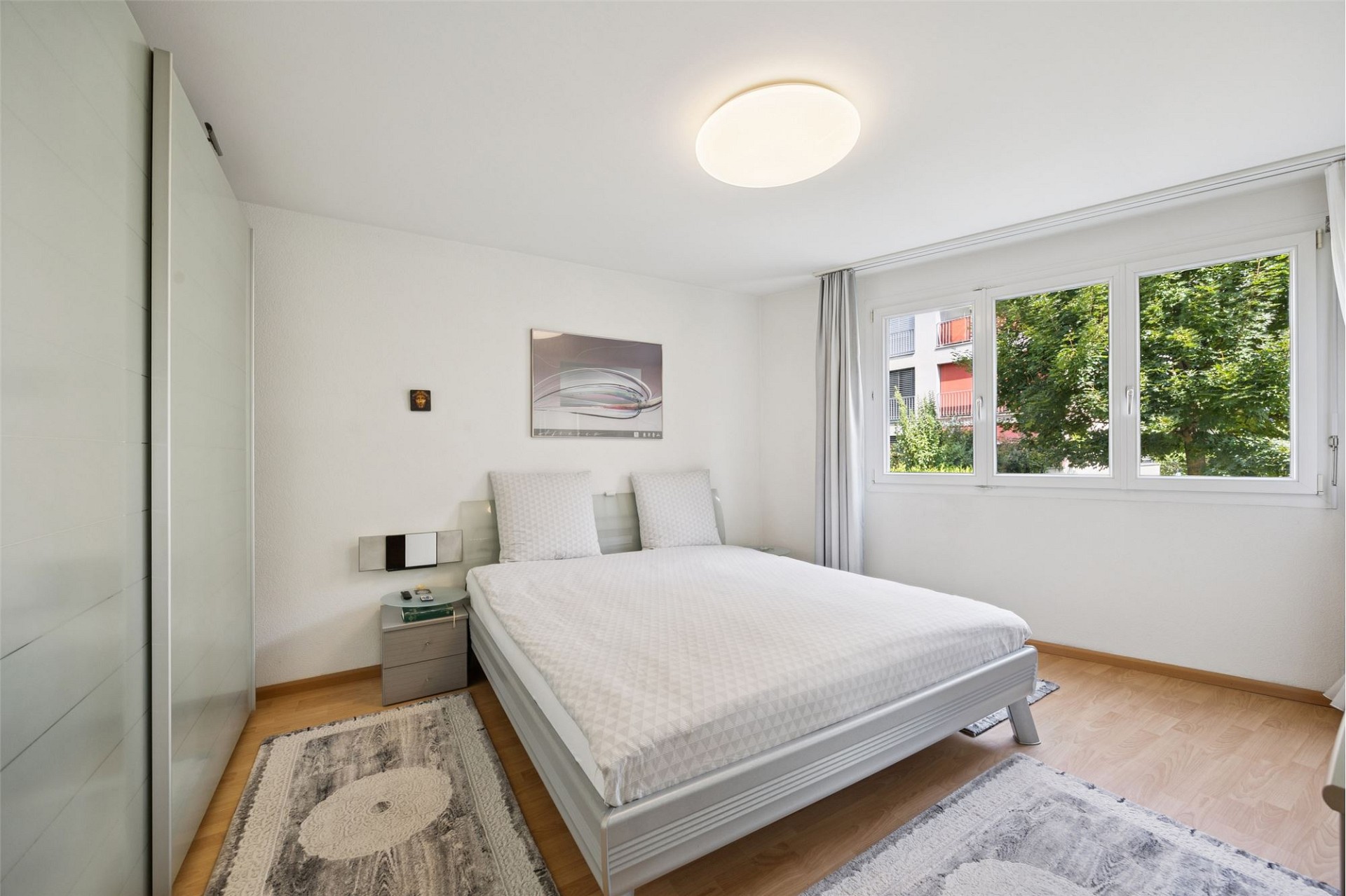 Helles Schlafzimmer mit großem Fenster