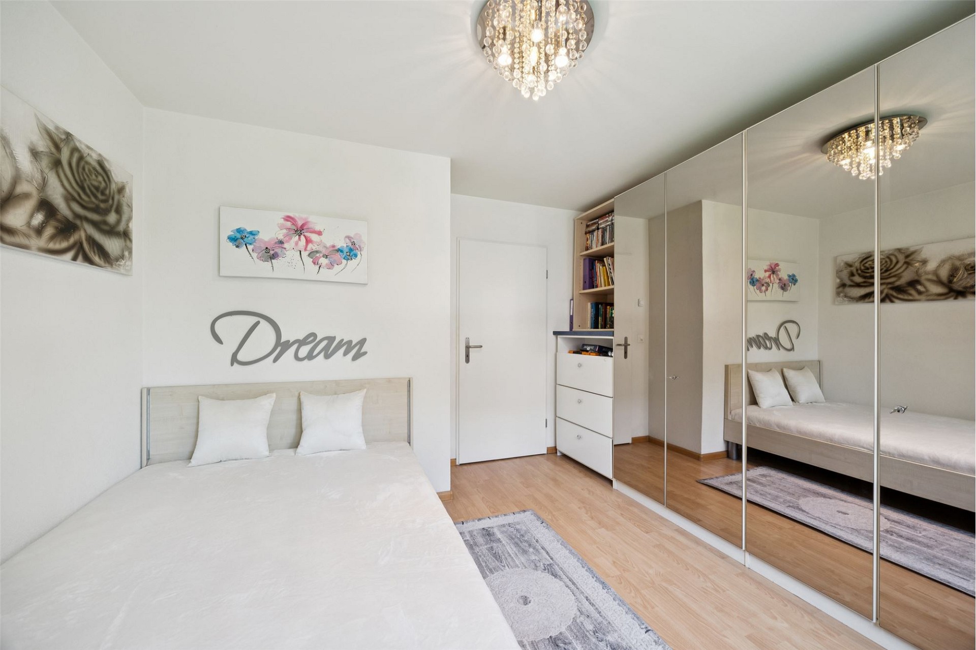 Helles Schlafzimmer mit Spiegelkleiderschrank