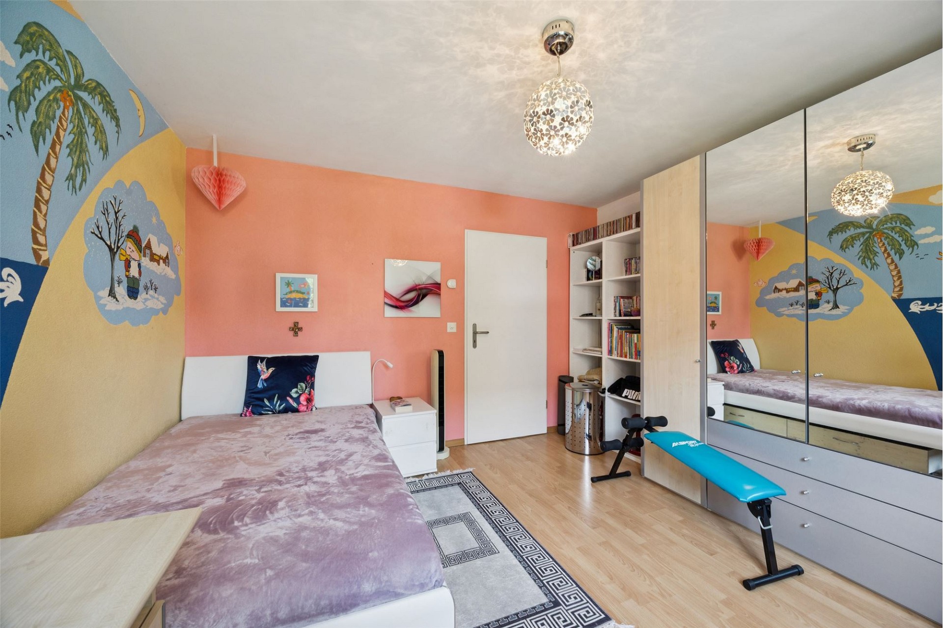 Bunt gestaltetes Schlafzimmer