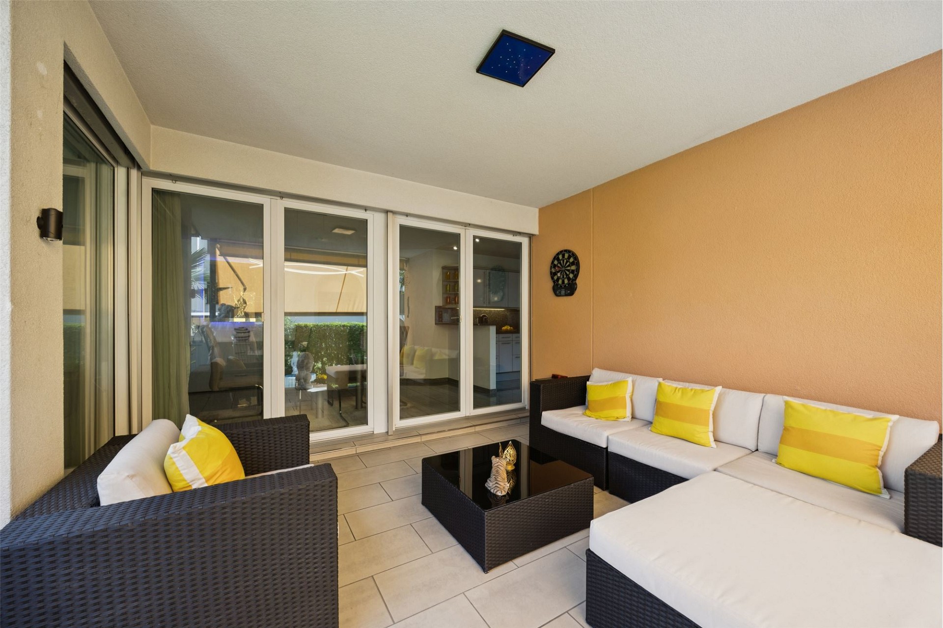 Überdachte Lounge-Terrasse mit Sitzgruppe