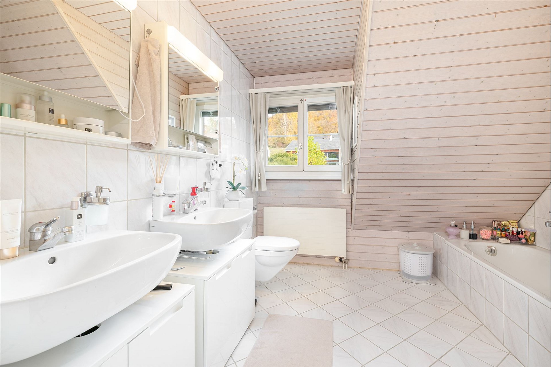 Helles Badezimmer mit Dachschräge und Doppelwaschbecken