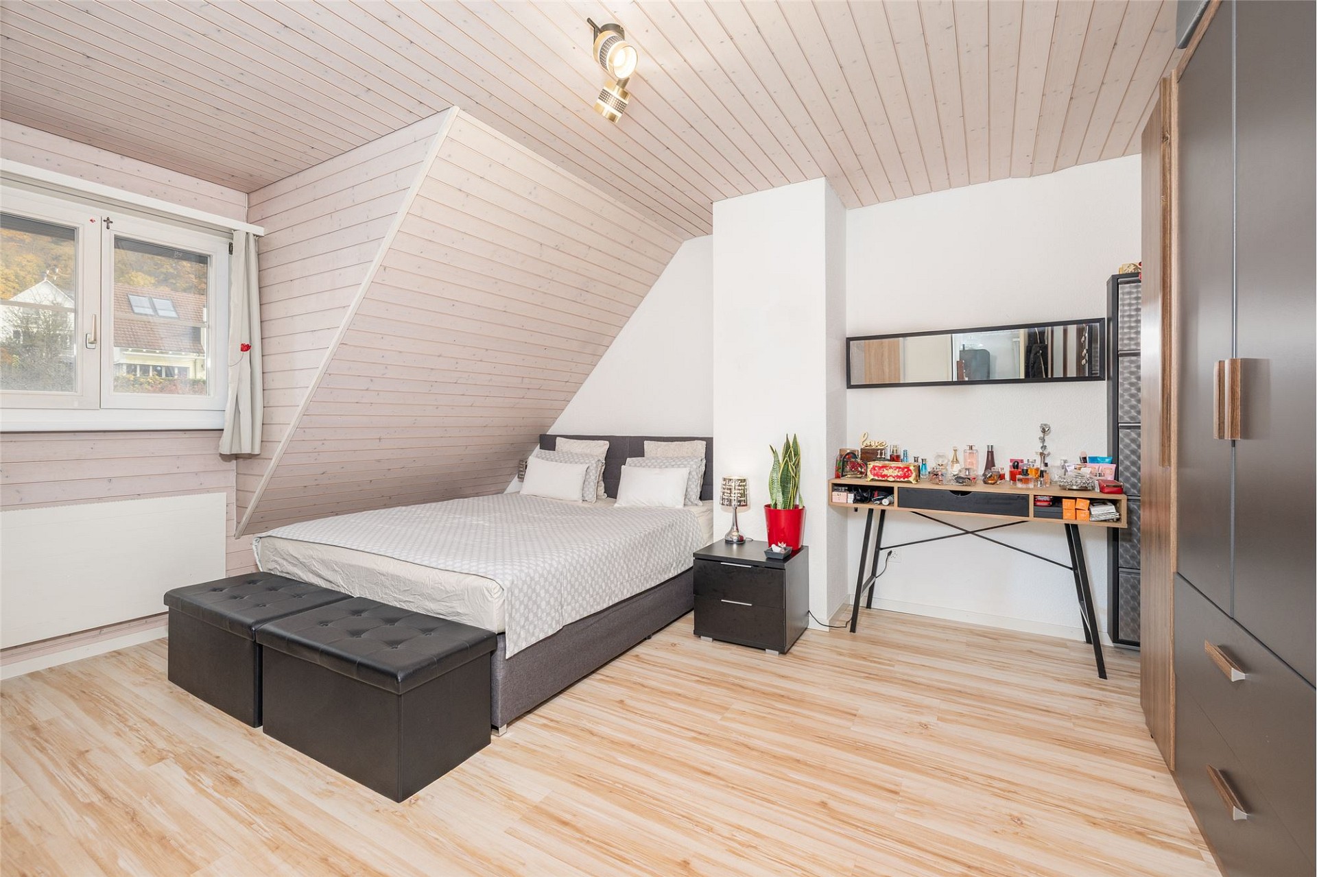 Dachgeschoss-Schlafzimmer mit Schrägen
