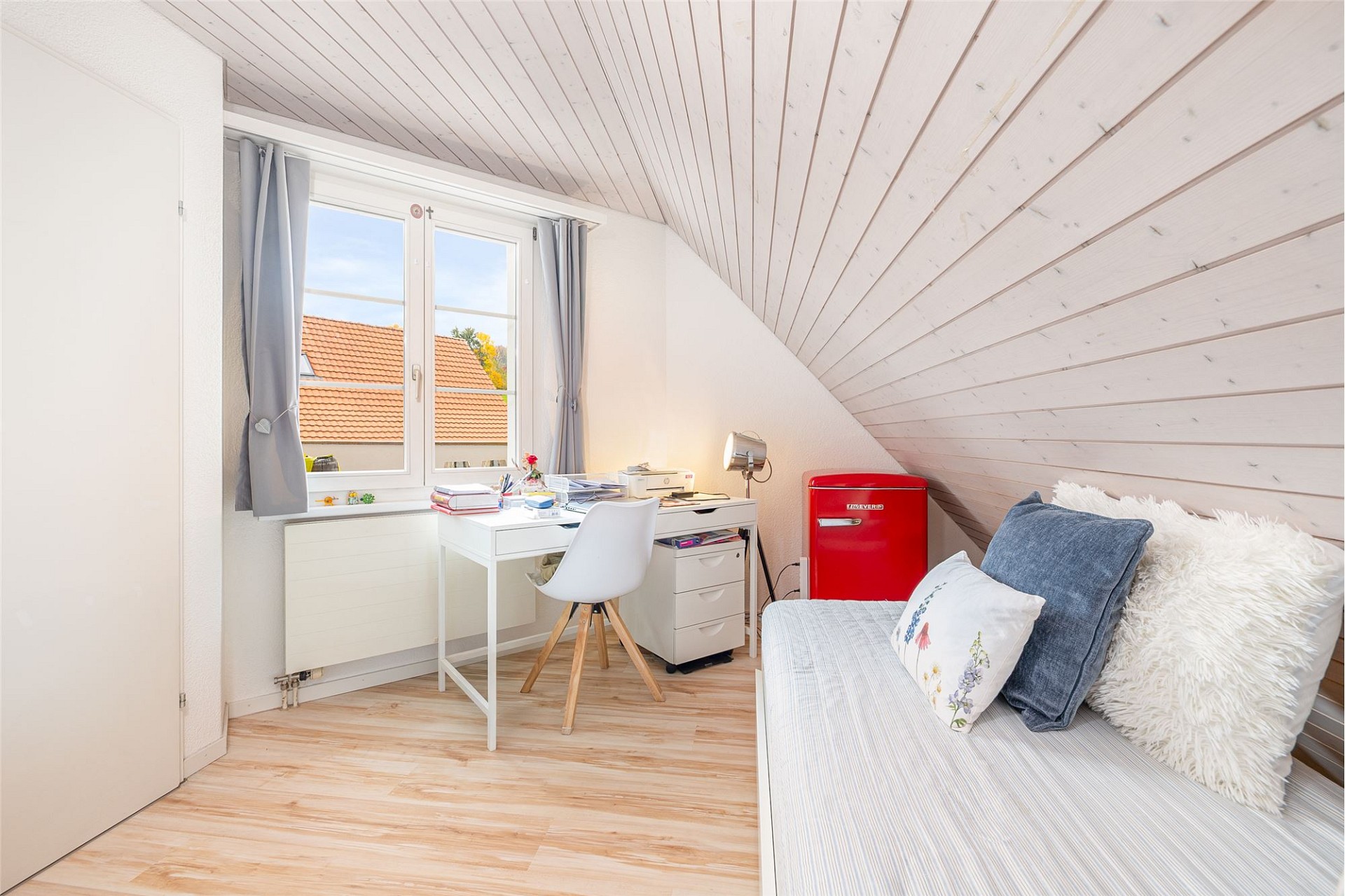 Dachzimmer mit Arbeitsplatz und Sitzgelegenheit