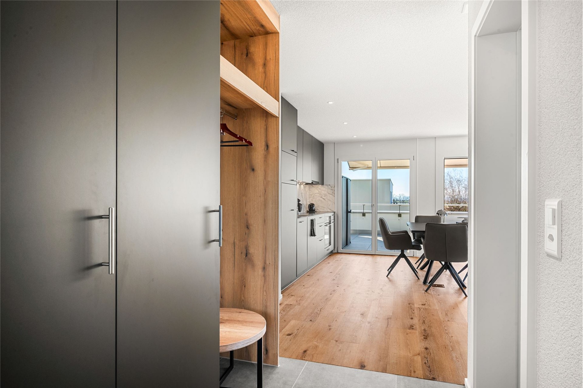 Moderne Wohnküche mit Zugang zum Balkon