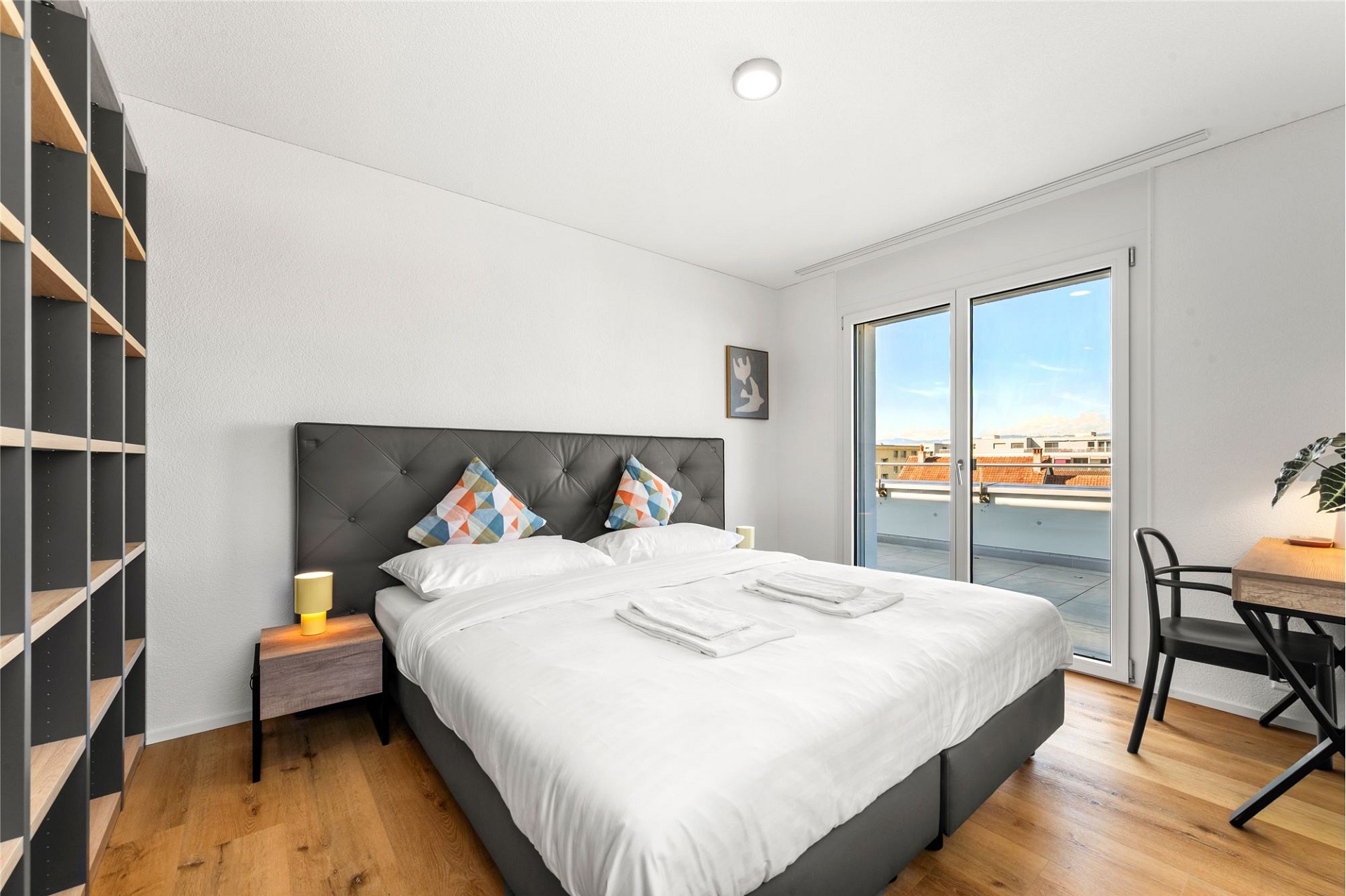 Helles Schlafzimmer mit Balkonblick