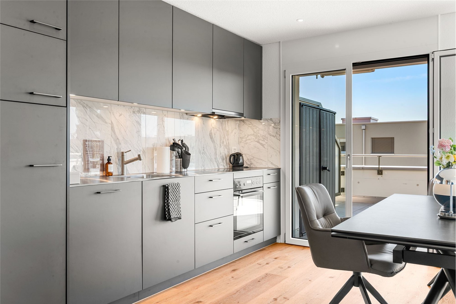Moderne Küche mit Balkonblick
