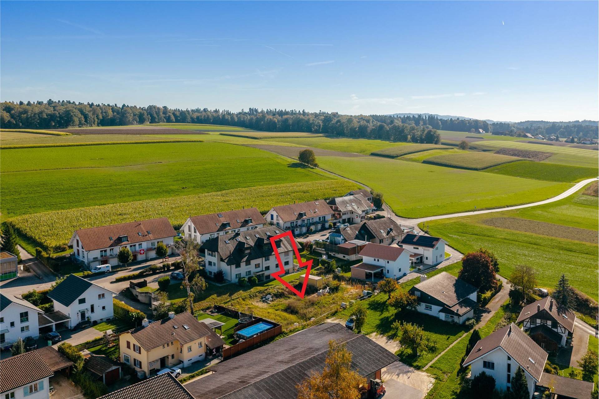 Luftaufnahme eines Wohngebiets mit markiertem Grundstück