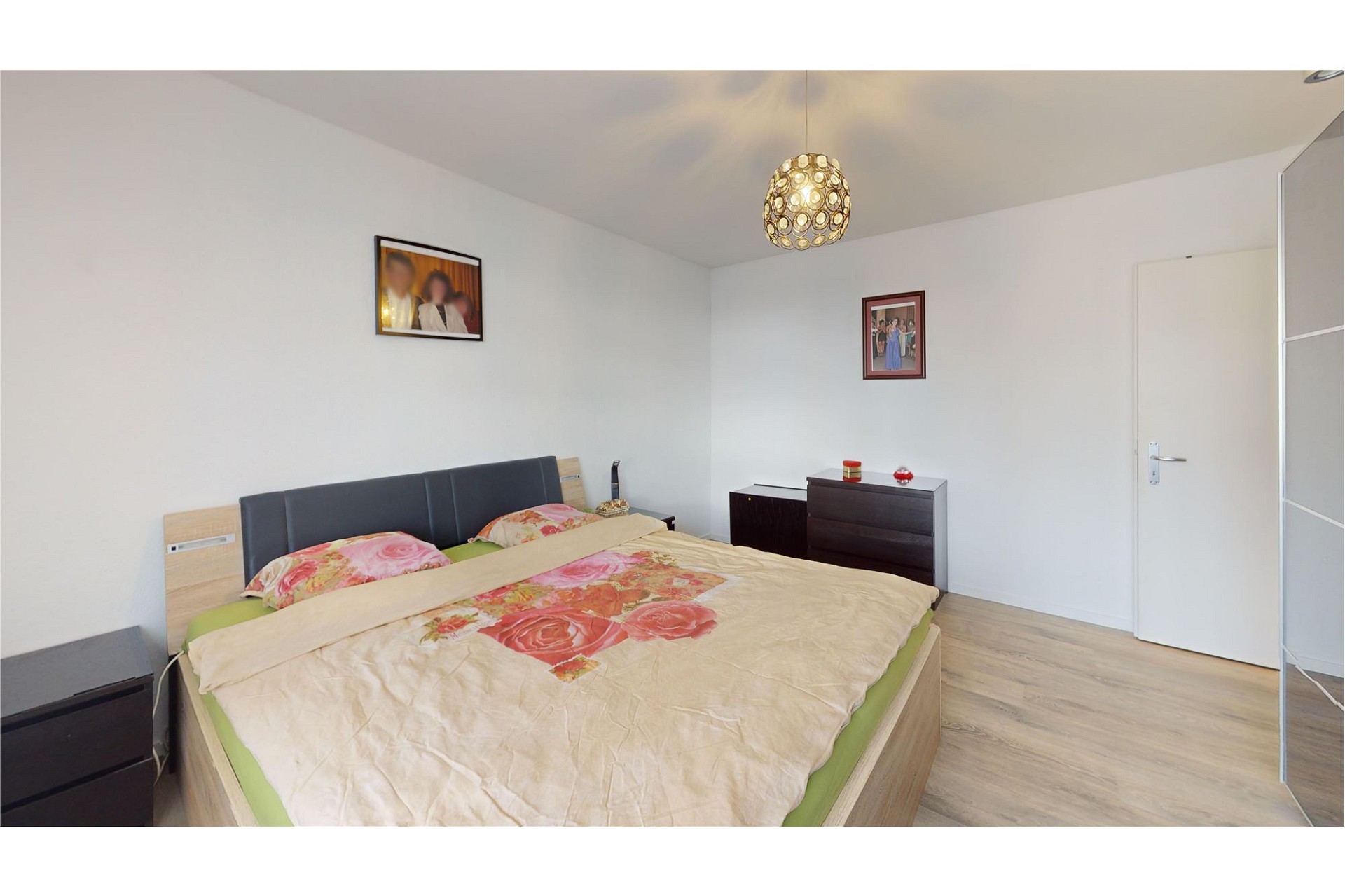 Schlafzimmer mit Doppelbett