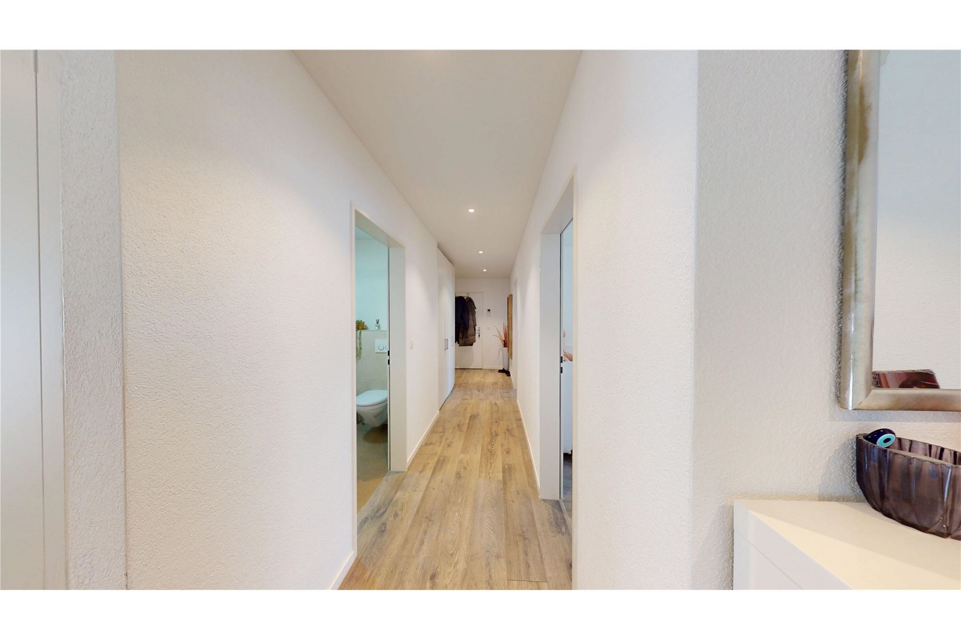 Heller Flur mit Holzoptikboden